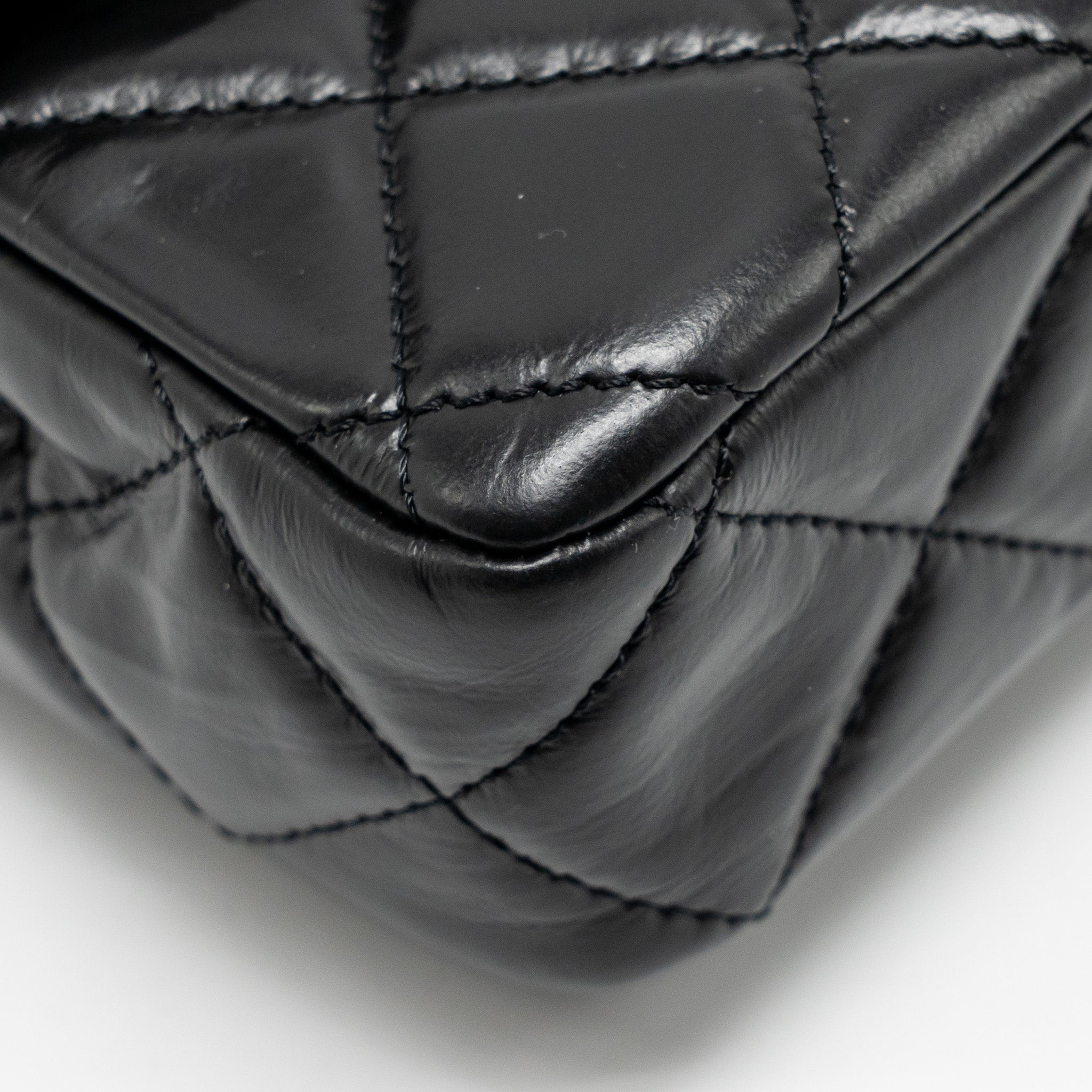 chanel-23a-classic-flap-clutch-shiny-calfskin-black-ghwmicrochip