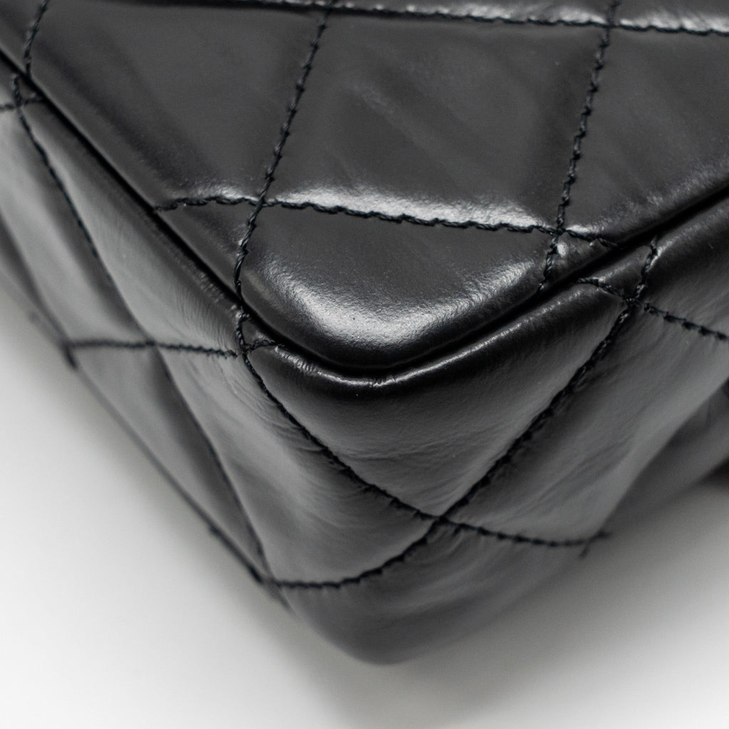 chanel-23a-classic-flap-clutch-shiny-calfskin-black-ghwmicrochip