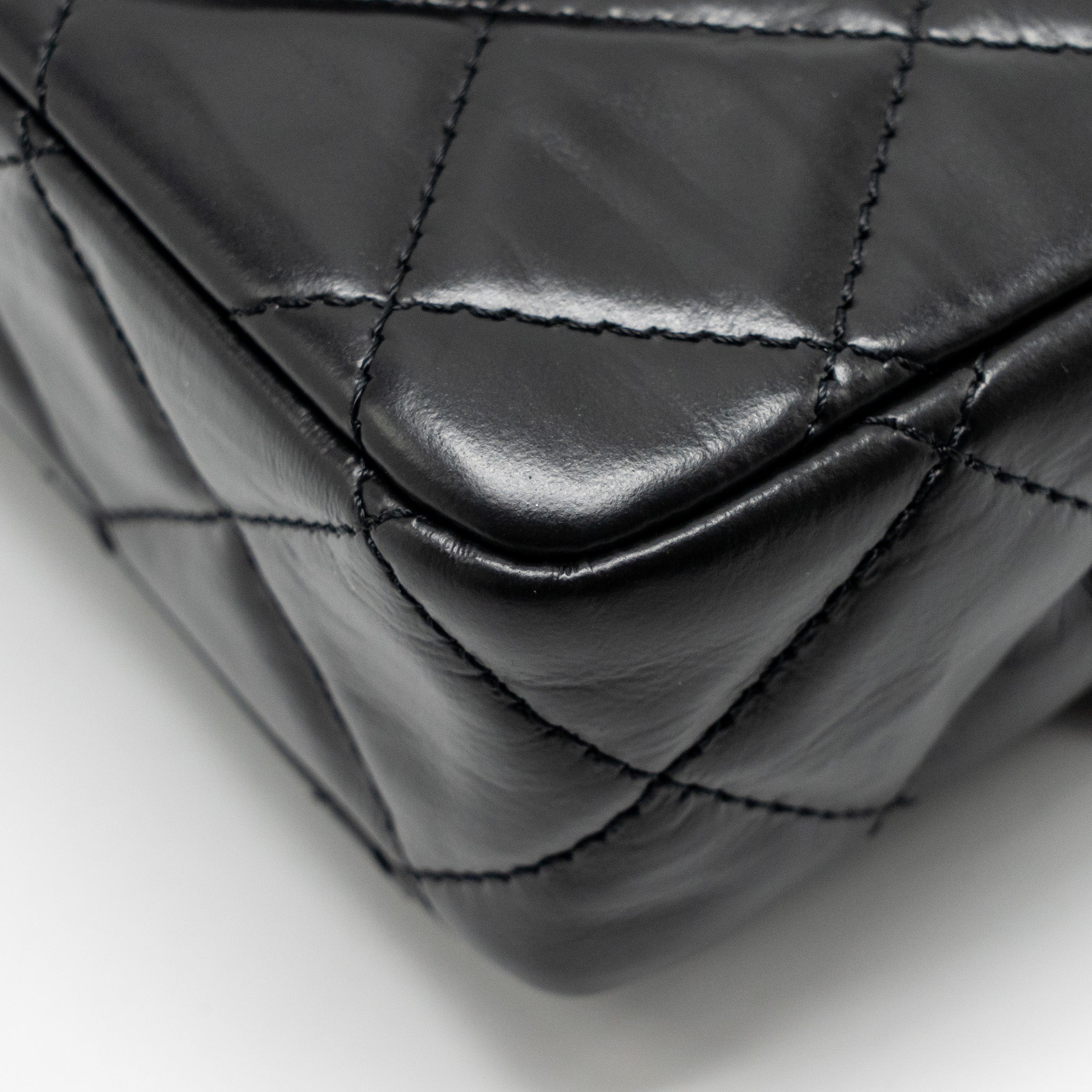 chanel-23a-classic-flap-clutch-shiny-calfskin-black-ghwmicrochip
