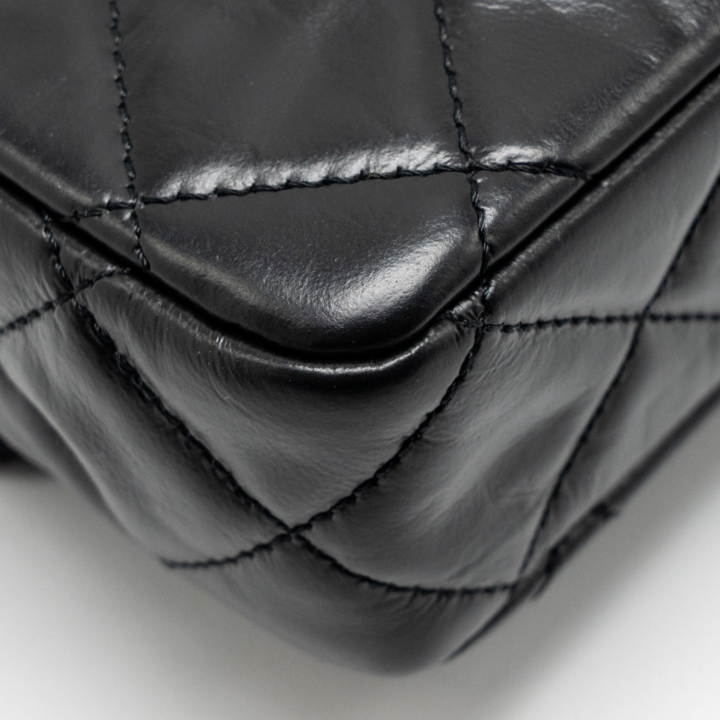 chanel-23a-classic-flap-clutch-shiny-calfskin-black-ghwmicrochip