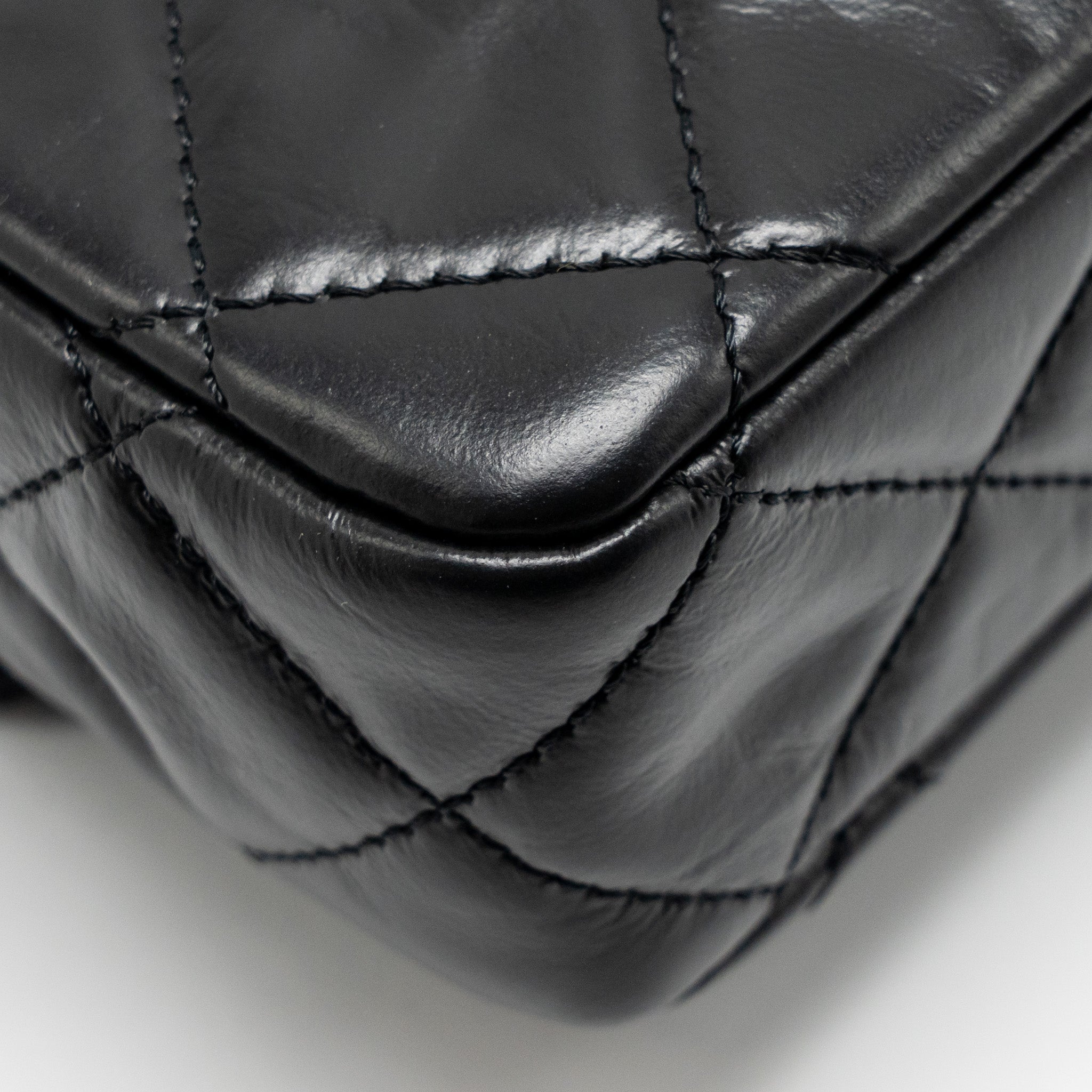 chanel-23a-classic-flap-clutch-shiny-calfskin-black-ghwmicrochip
