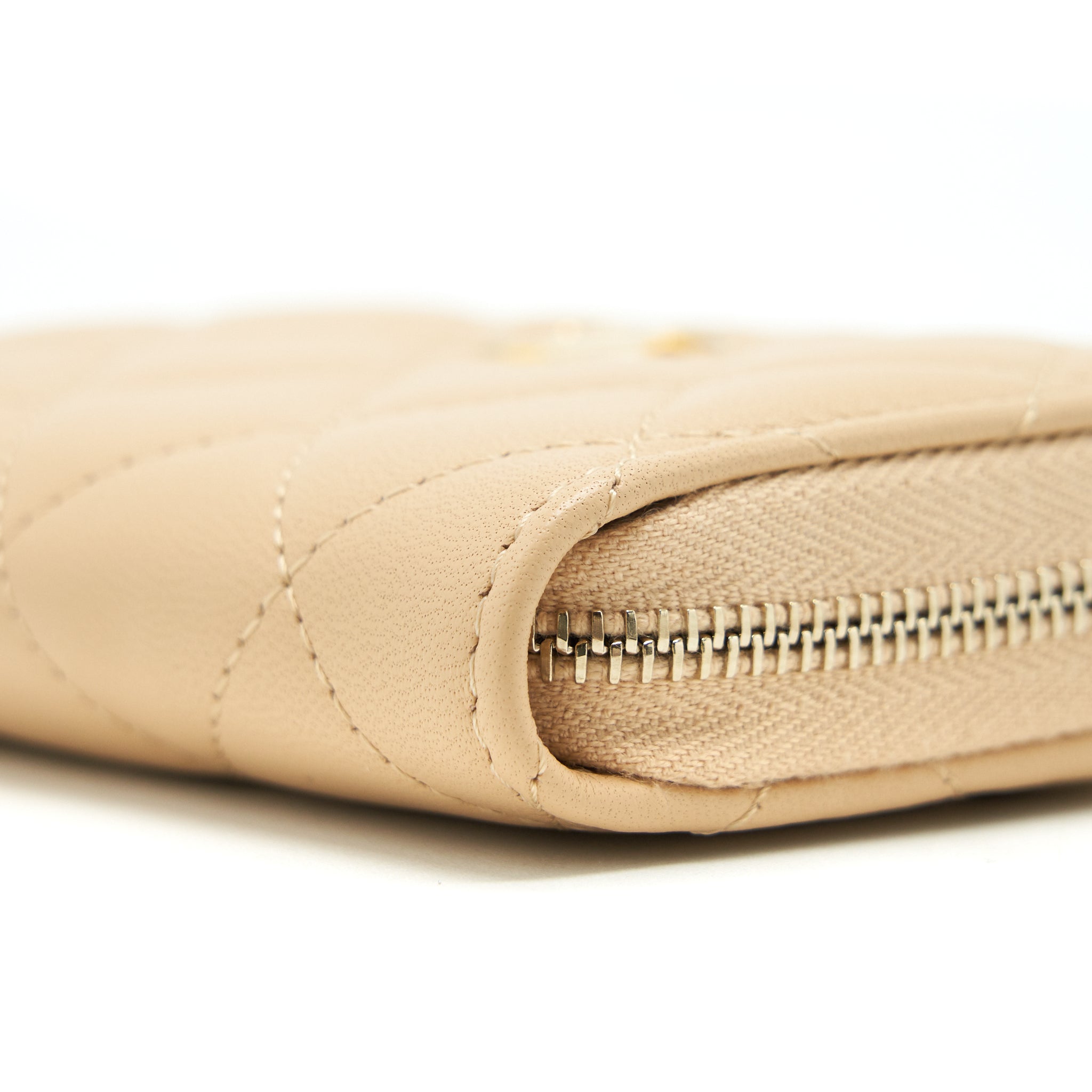 chanel-22c-pearl-crush-card-holder-with-chain-beige-ghw