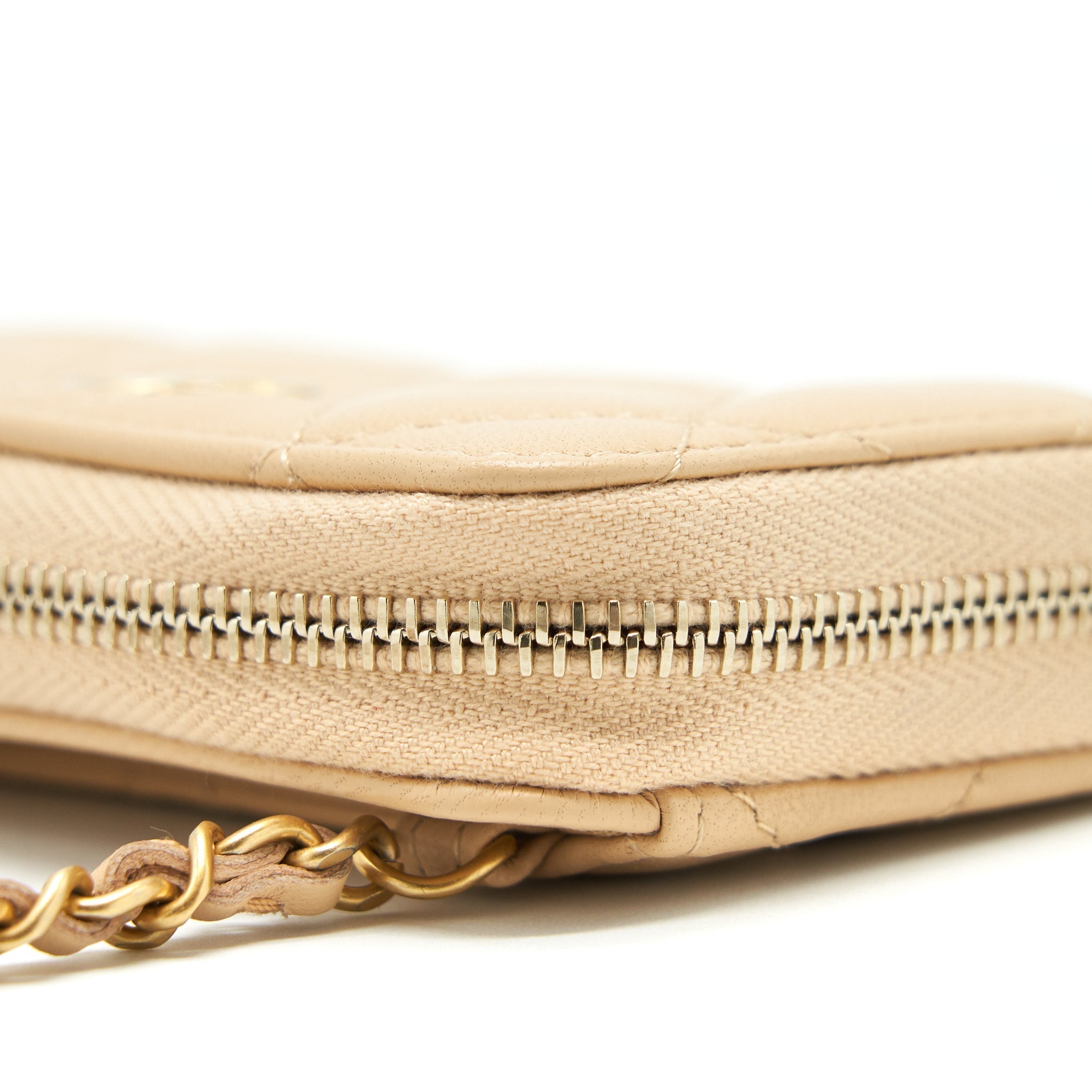chanel-22c-pearl-crush-card-holder-with-chain-beige-ghw
