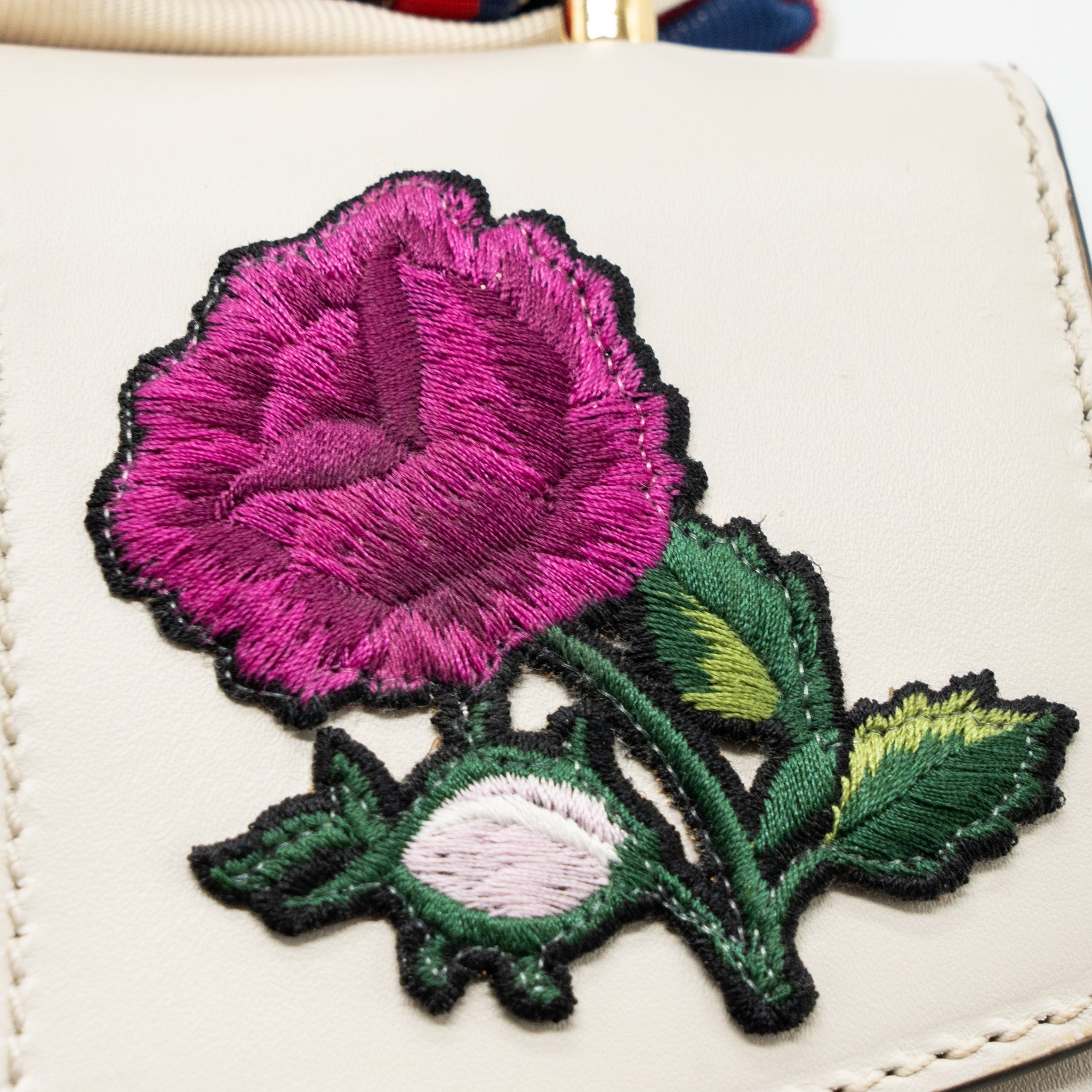 gucci-sylvie-embroidered-shoulder-bag-calfskin-white-ghw