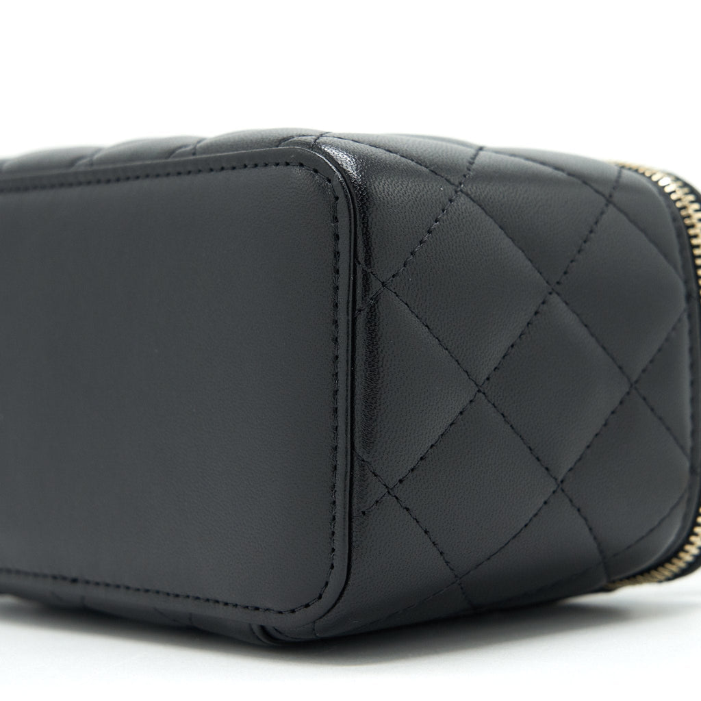 chanel-21k-top-handle-rectangular-vanity-with-chain-black-lghw