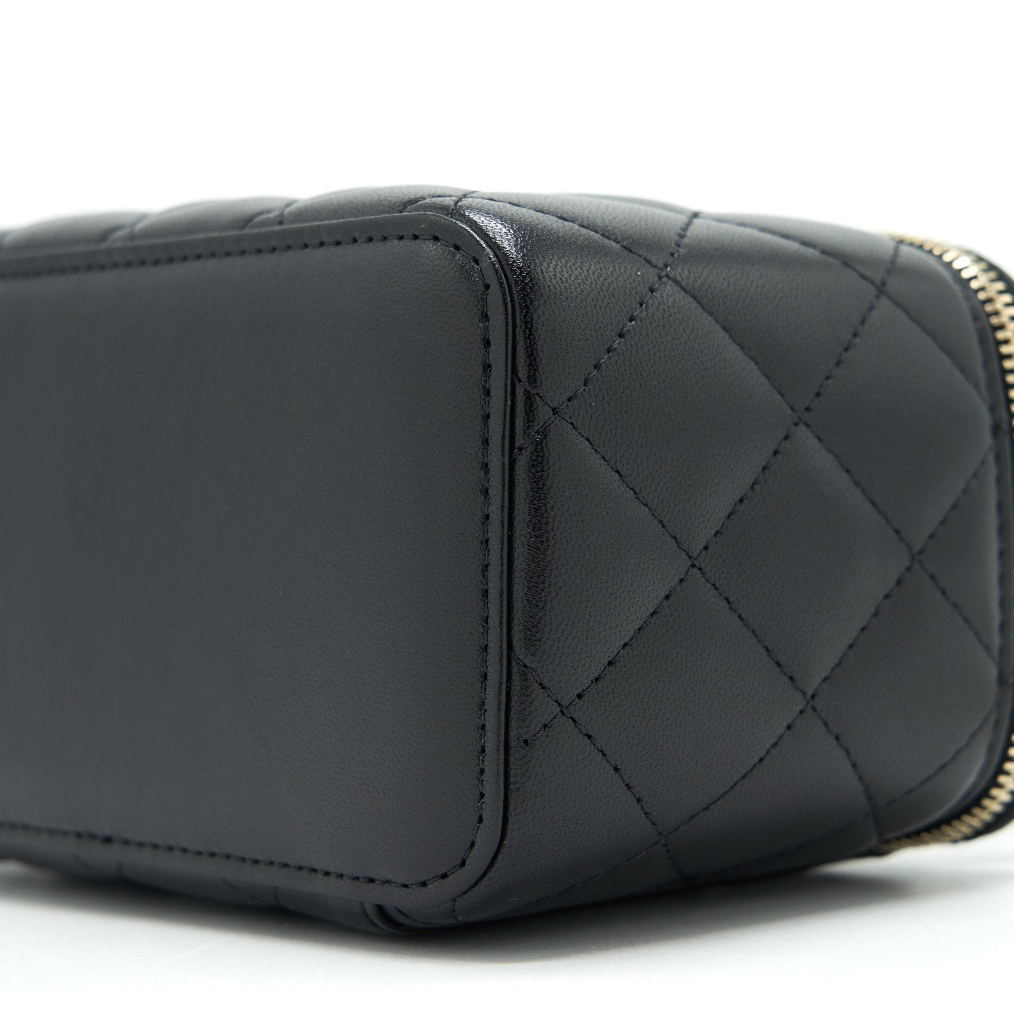chanel-21k-top-handle-rectangular-vanity-with-chain-black-lghw