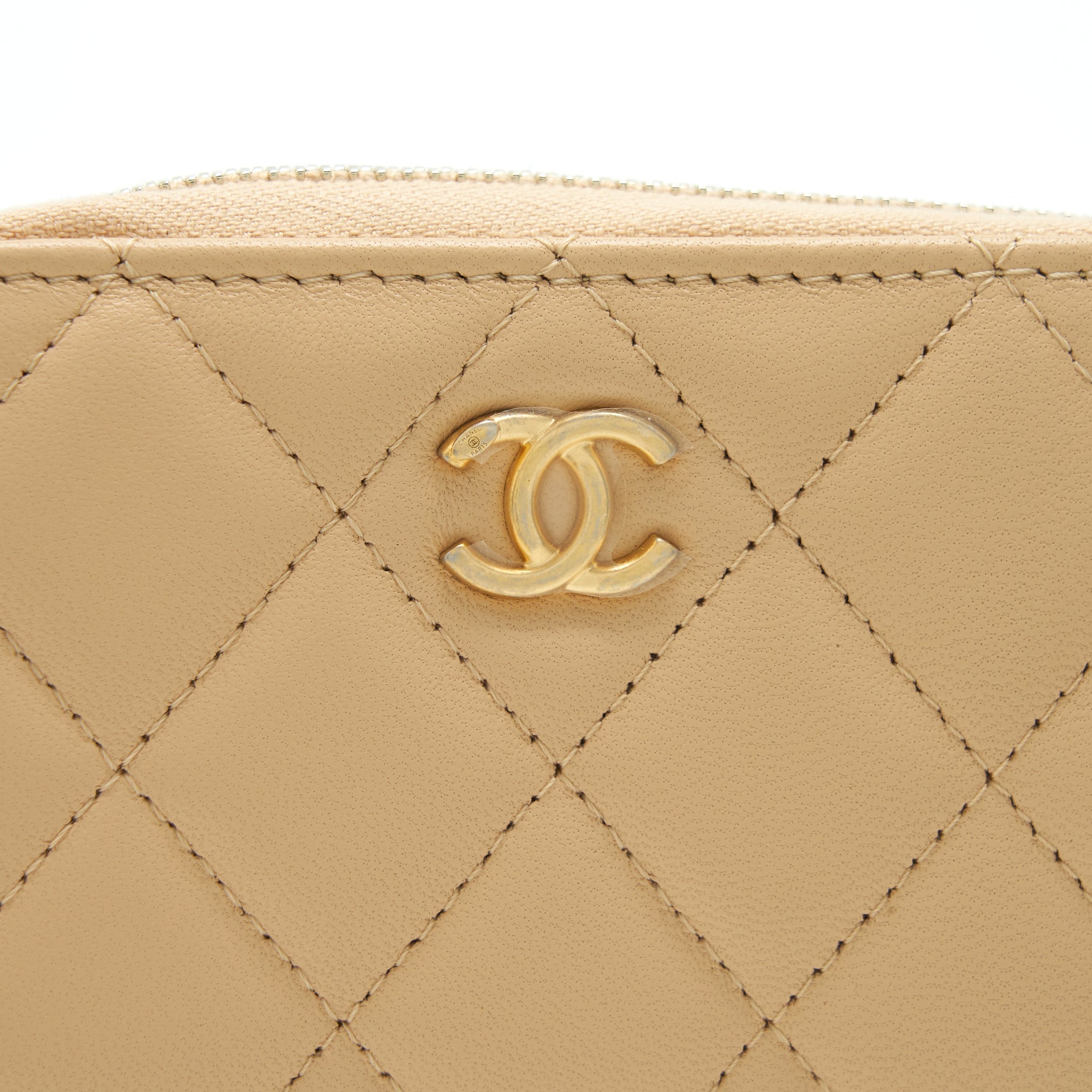 chanel-22c-pearl-crush-card-holder-with-chain-beige-ghw