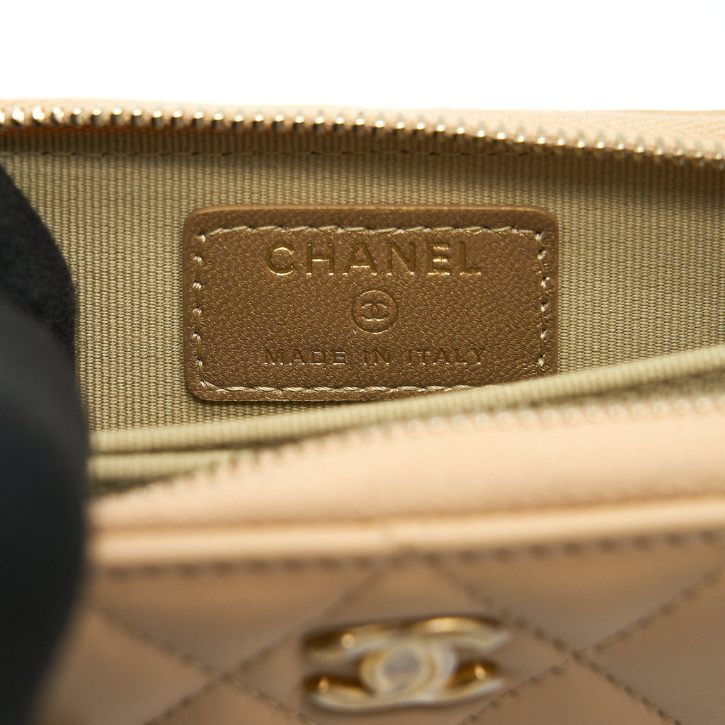 chanel-22c-pearl-crush-card-holder-with-chain-beige-ghw