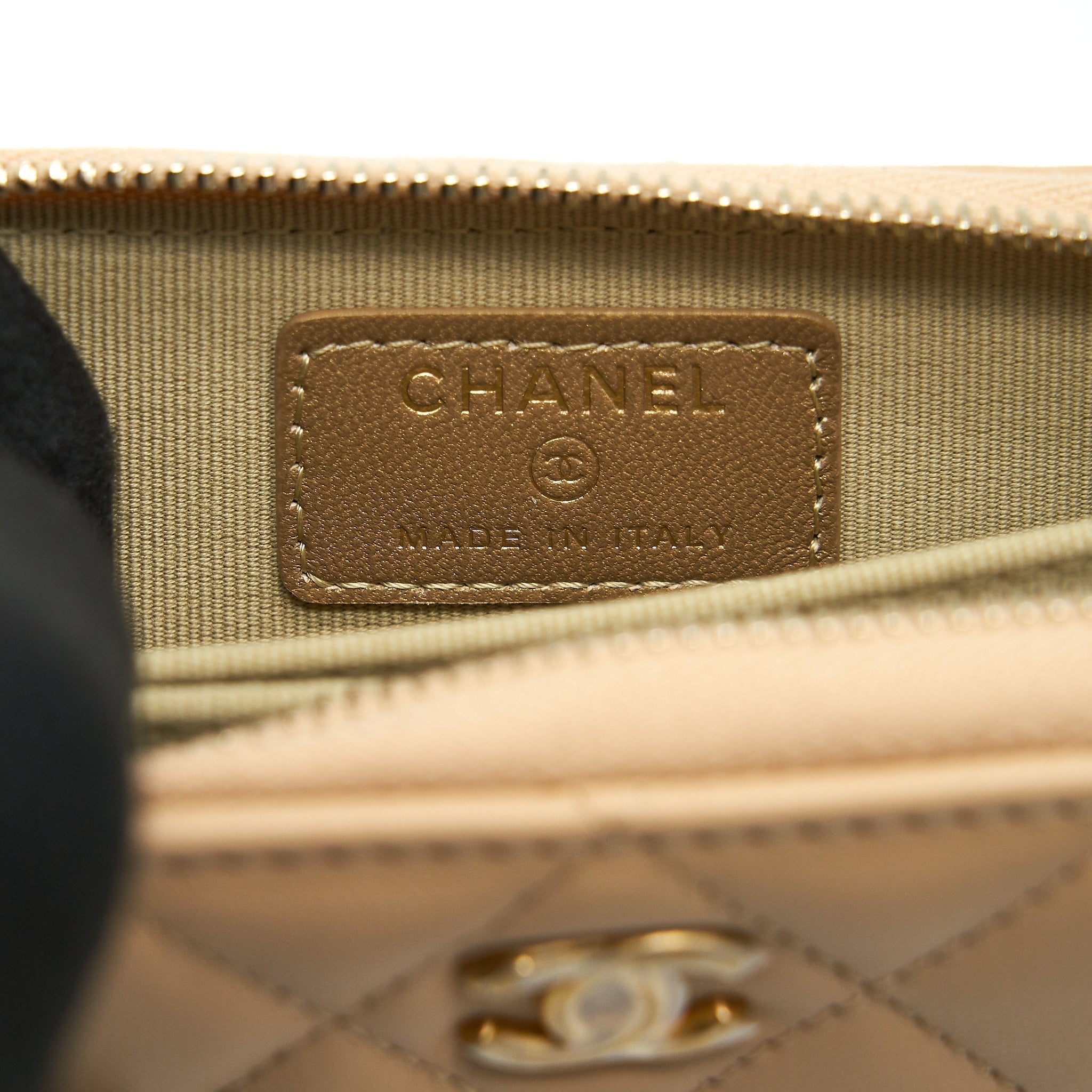 chanel-22c-pearl-crush-card-holder-with-chain-beige-ghw