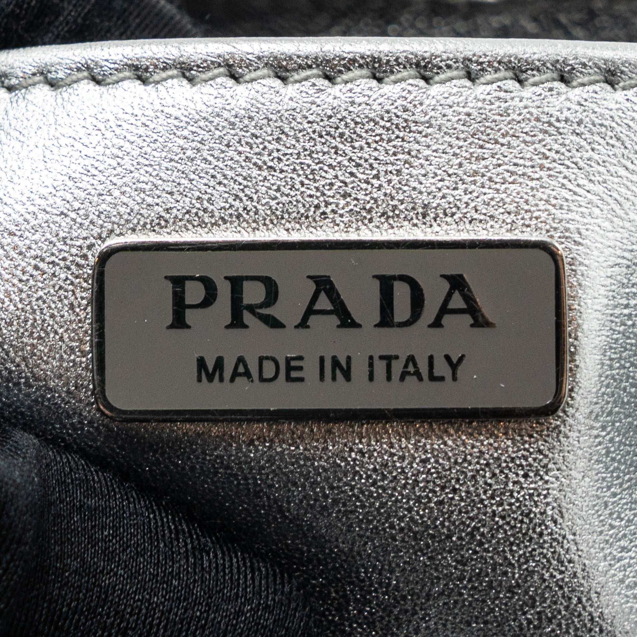 prada-borsa-a-spalla-cleo-pelle-spazzolato-argento-shw