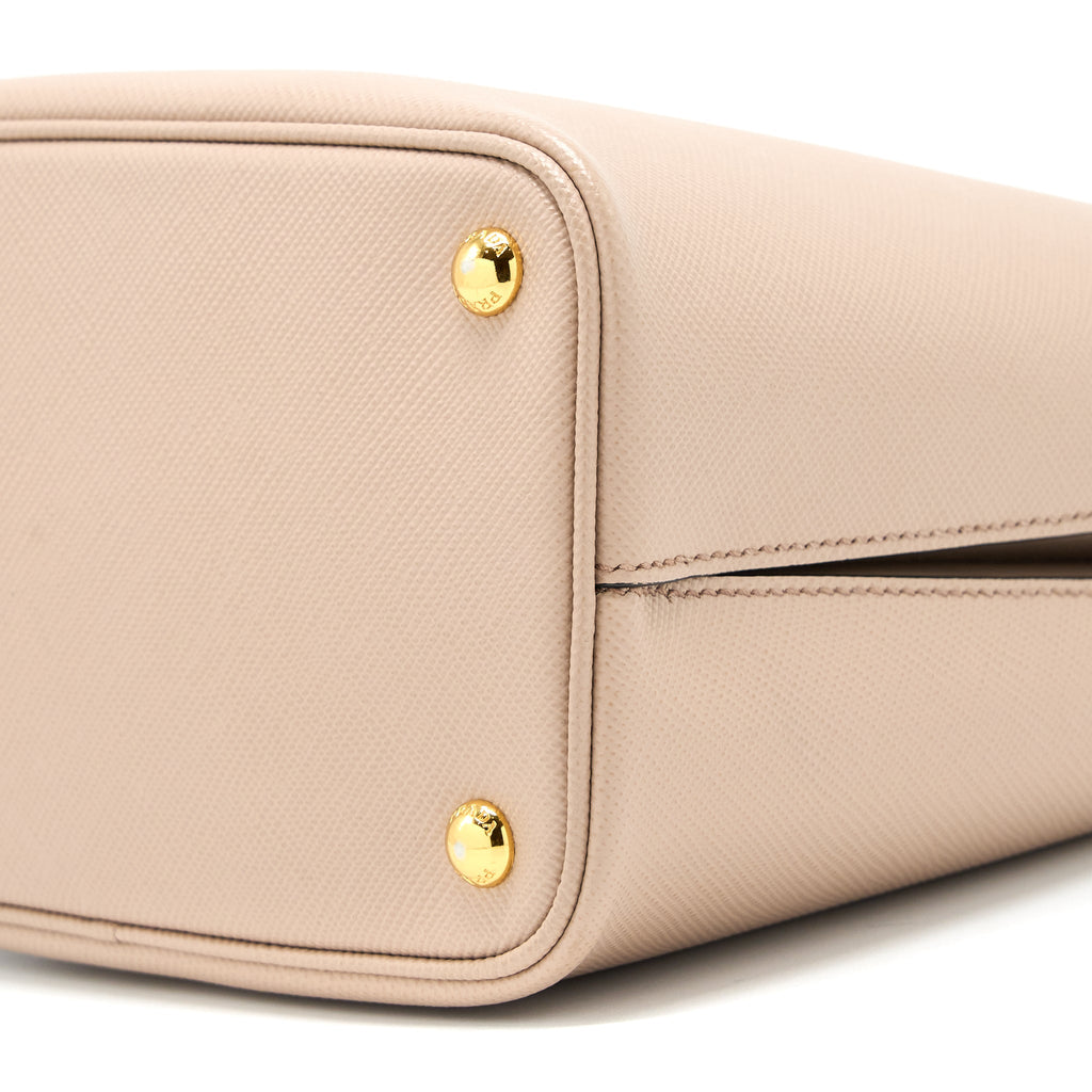 prada-saffiano-panier-bag-cipria-nero-ghw