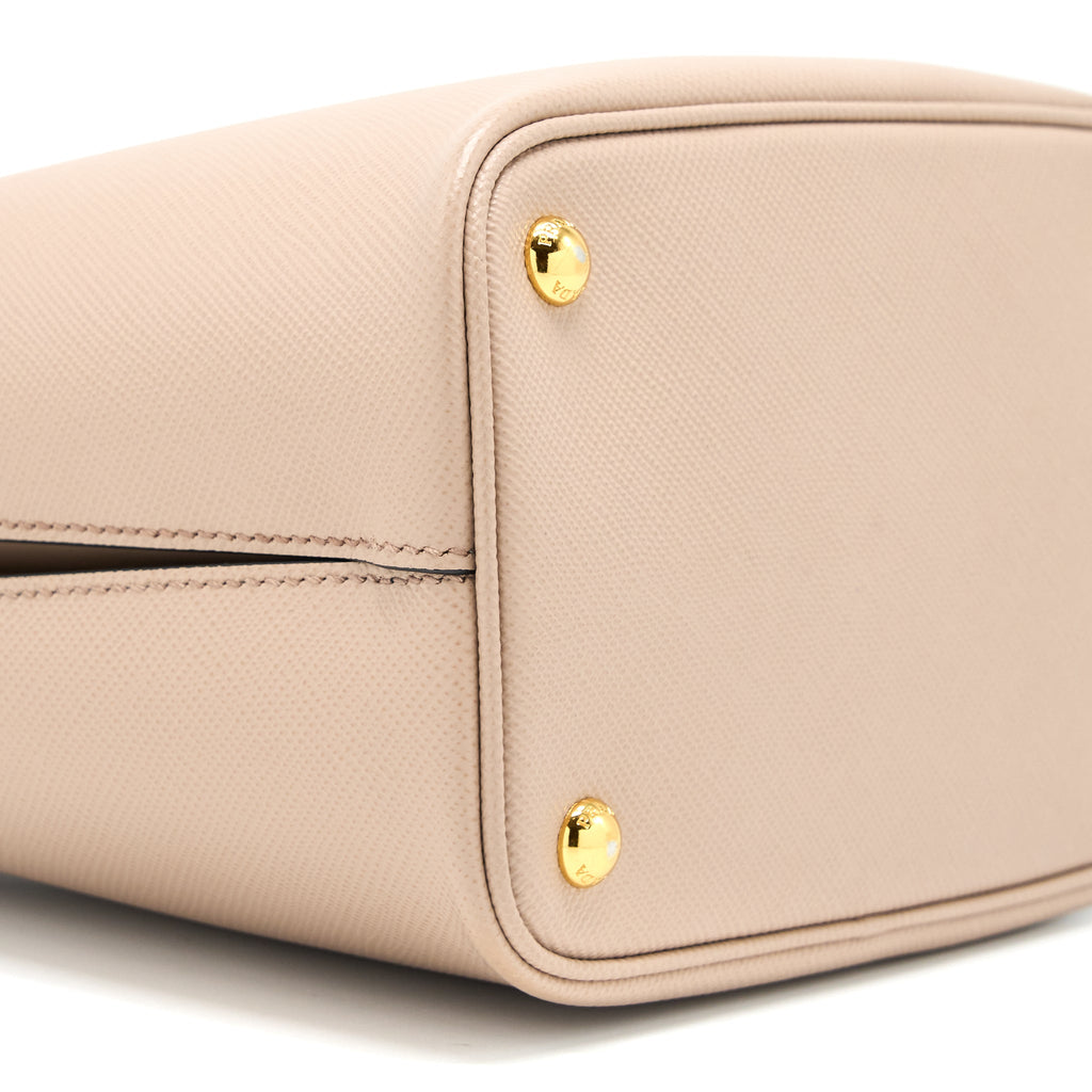 prada-saffiano-panier-bag-cipria-nero-ghw
