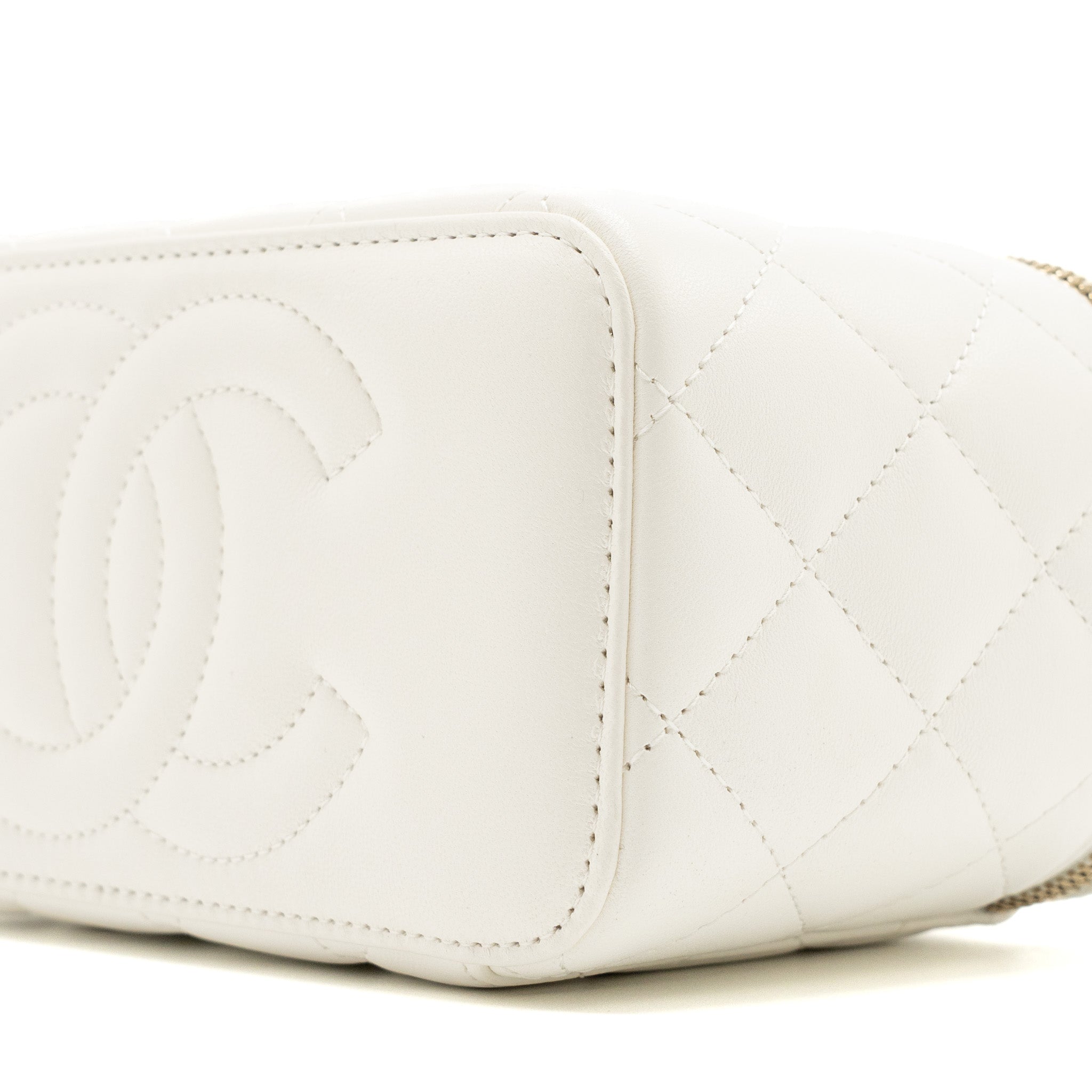 chanel-long-vanity-with-lambskin-white-ghwmicrochip
