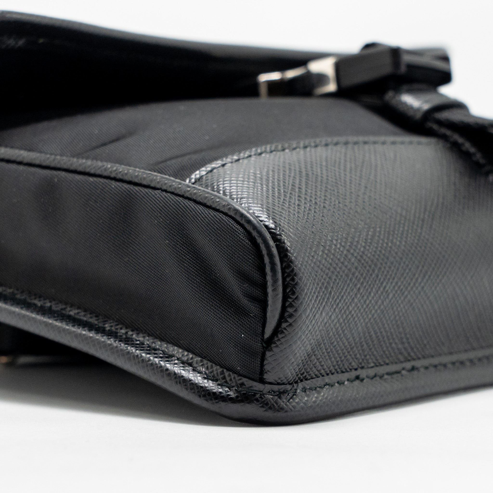 prada-trimmed-saffiano-phone-case-re-nylon-black-shw