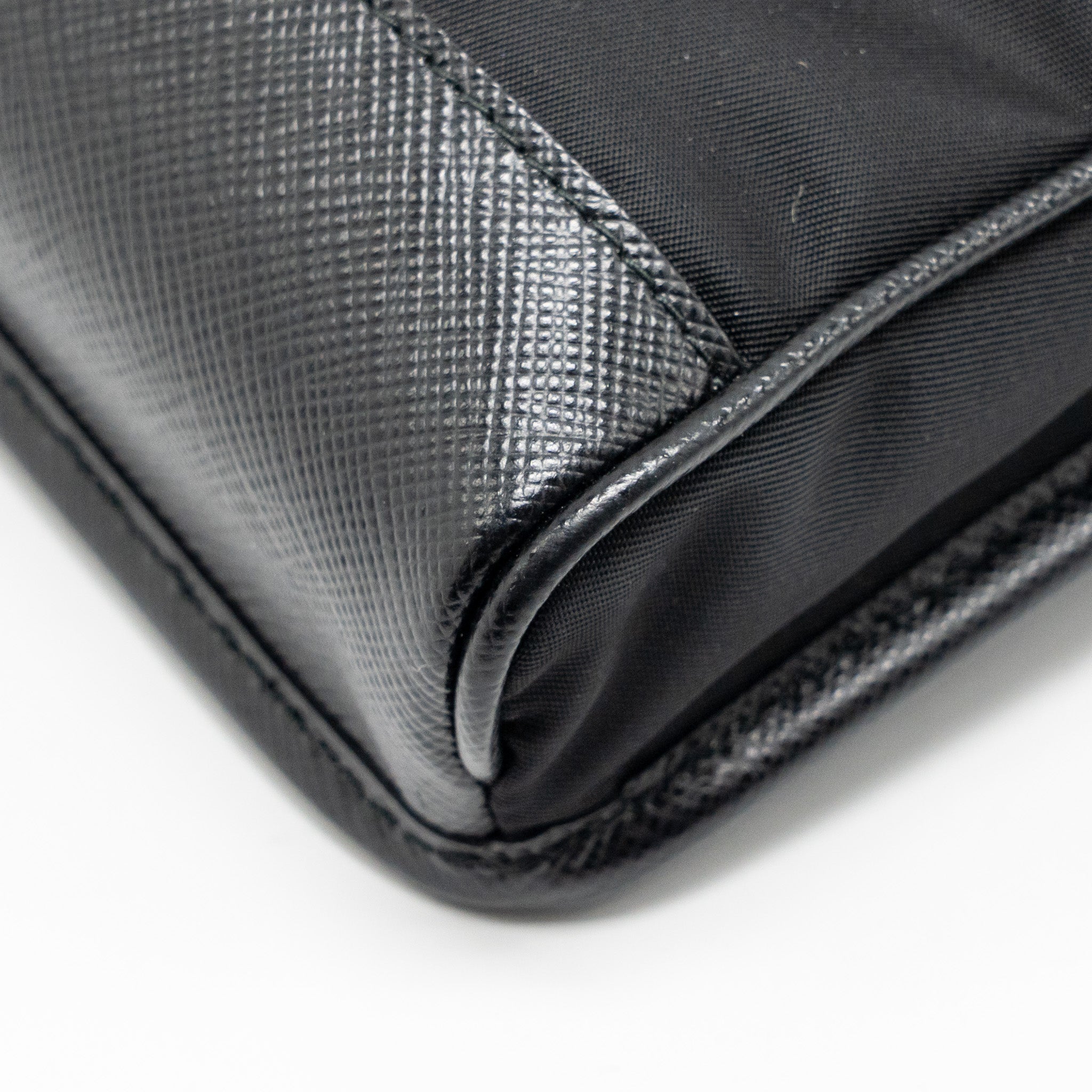 prada-trimmed-saffiano-phone-case-re-nylon-black-shw