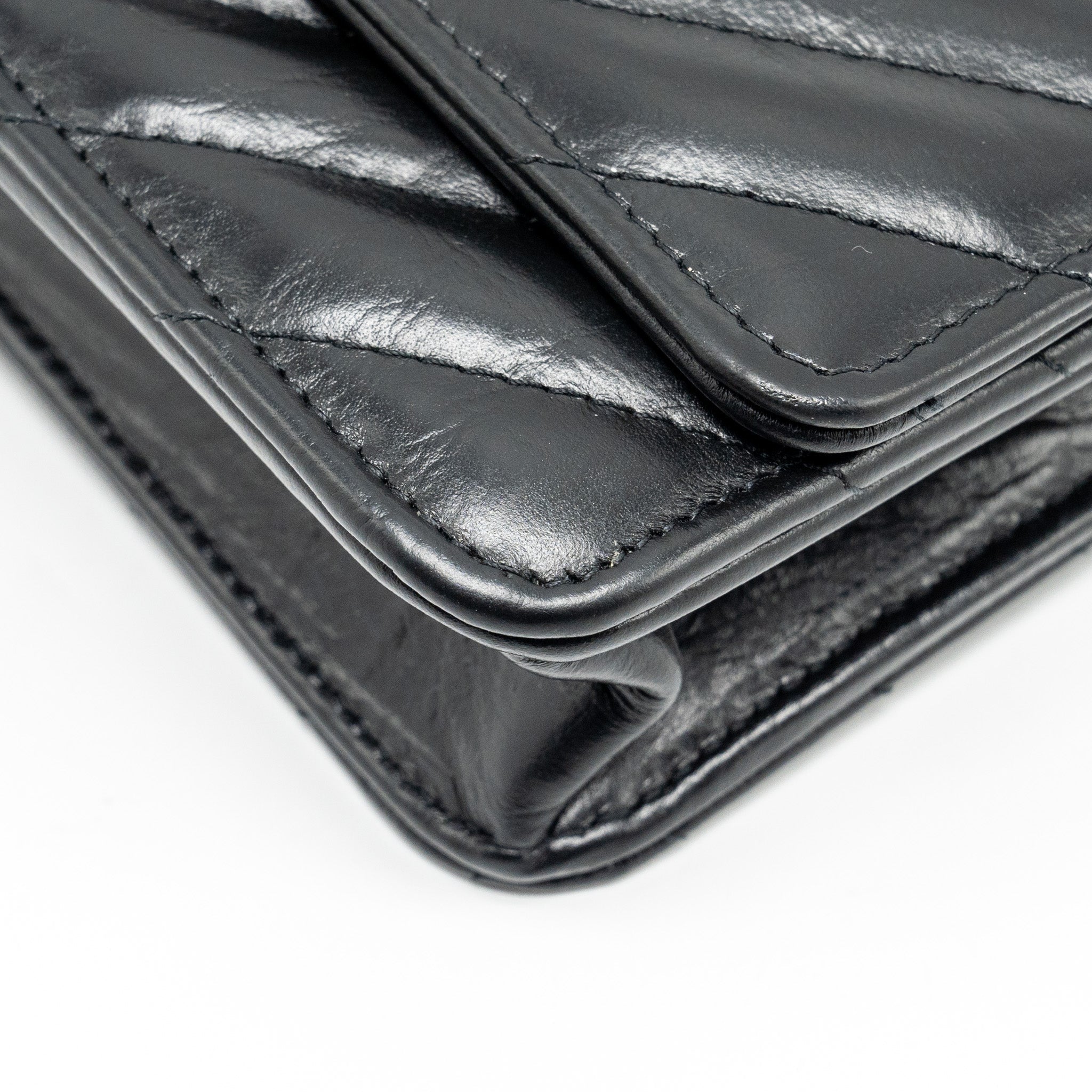 chanel-chevron-2-55-reissue-wallet-on-chain-aged-calfskin-black-ghw-microchip