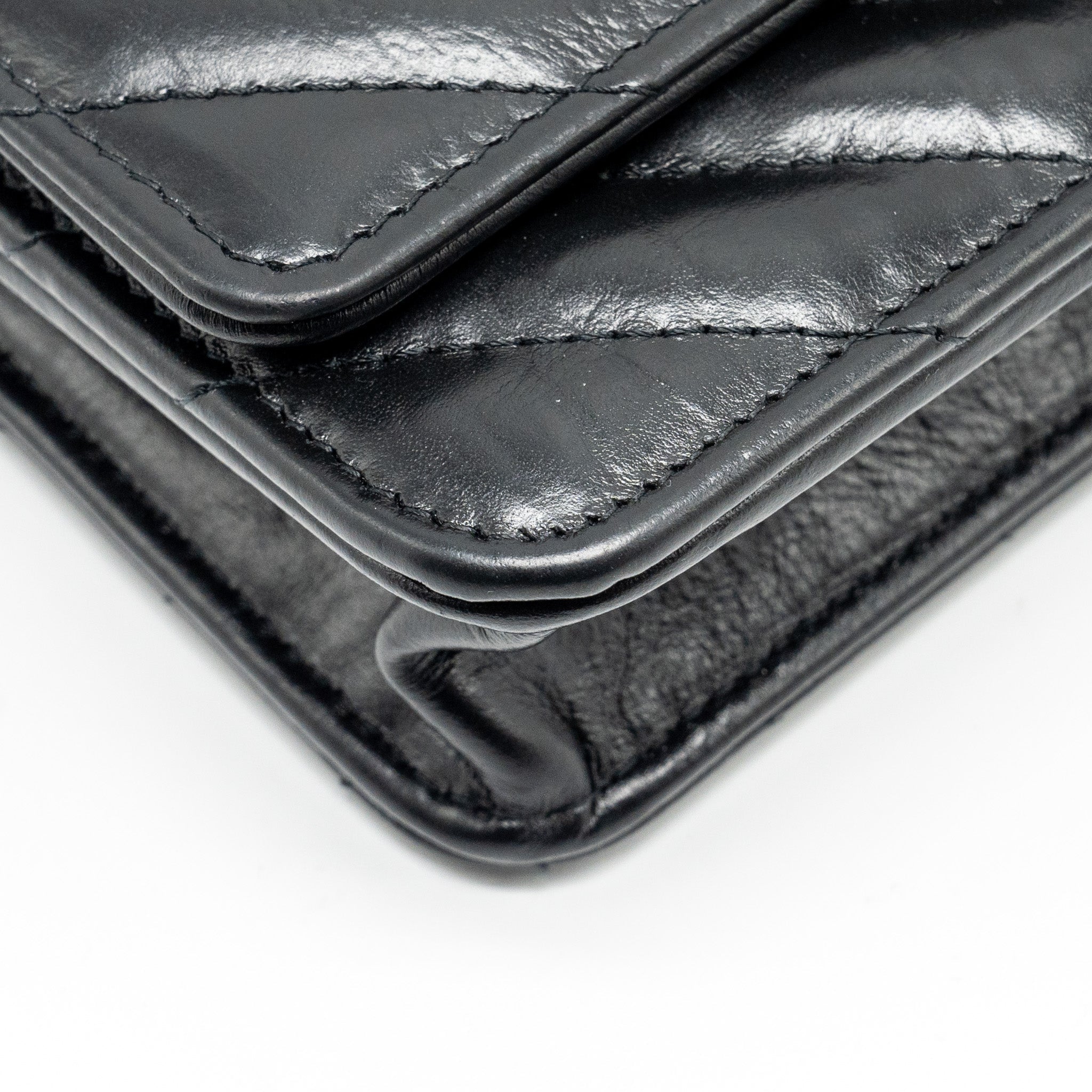 chanel-chevron-2-55-reissue-wallet-on-chain-aged-calfskin-black-ghw-microchip