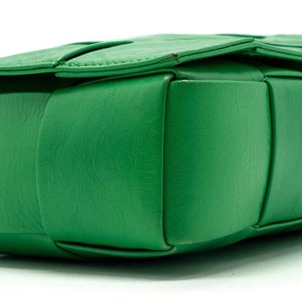 bottega-veneta-cassette-leather-green-shw