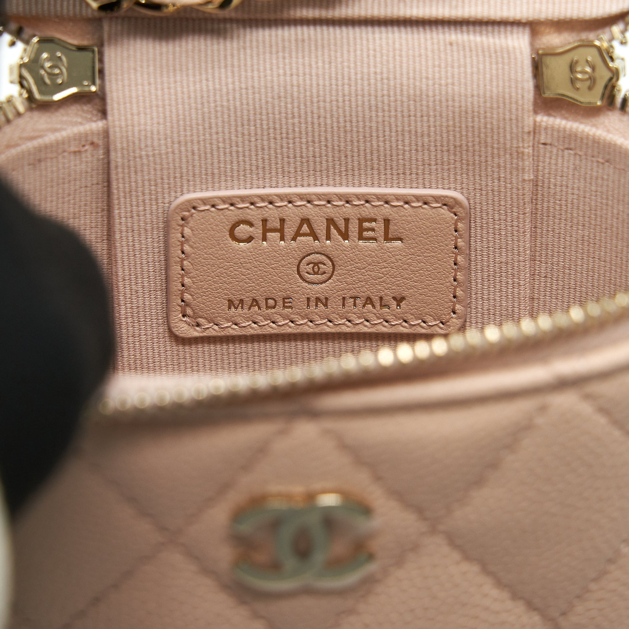 chanel-22c-light-beige-caviar-vertical-vanity-with-chain-lghw