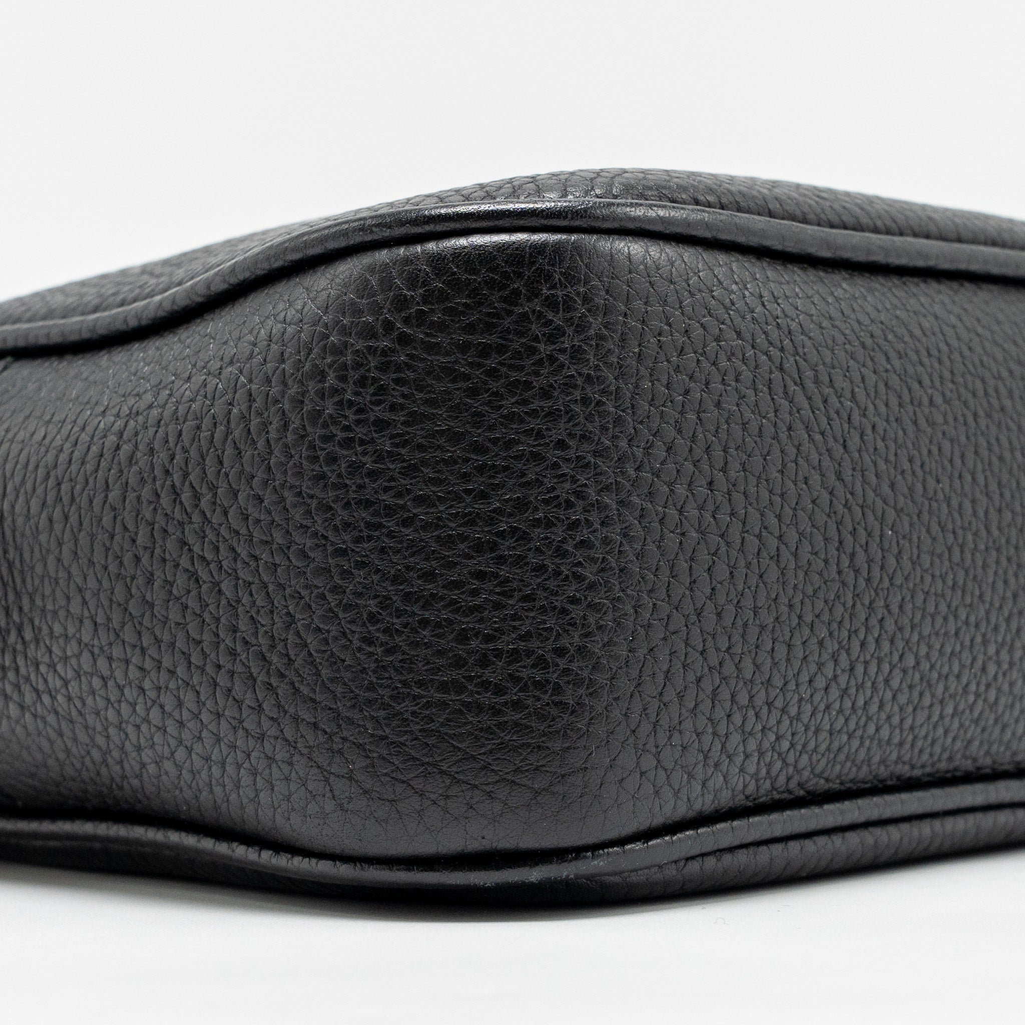 gucci-soho-disco-camera-crossbody-bag-calfskin-black-lghw-1