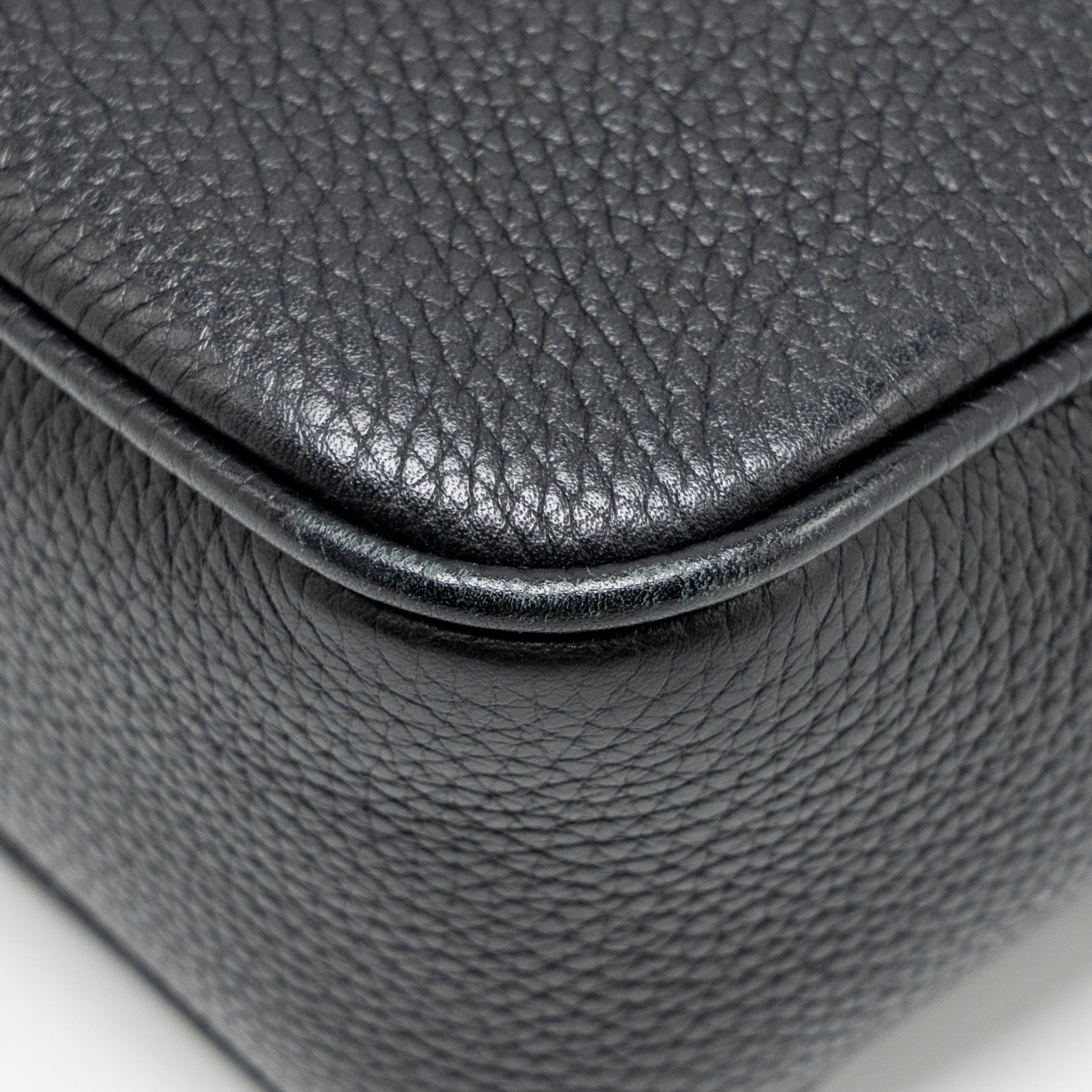 gucci-soho-disco-camera-crossbody-bag-calfskin-black-lghw-1