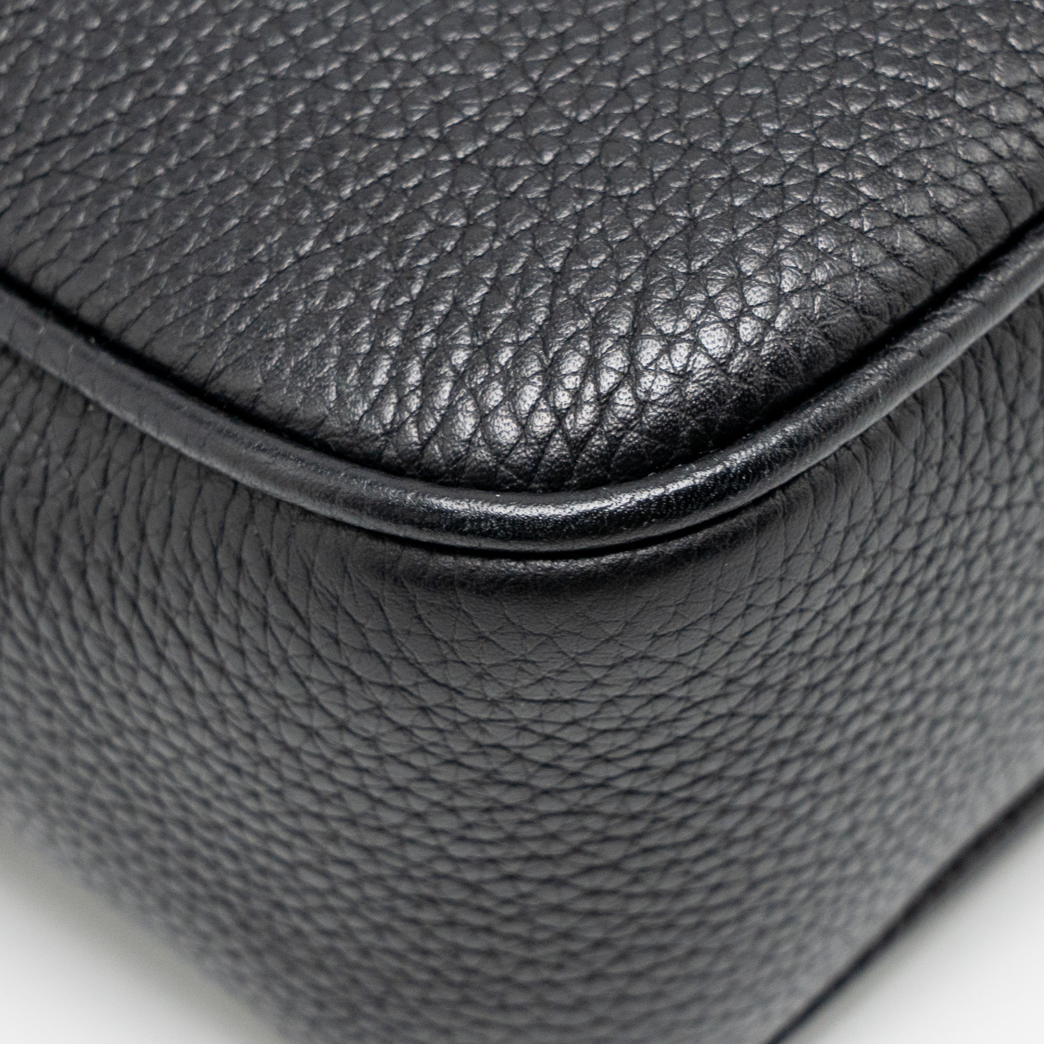 gucci-soho-disco-camera-crossbody-bag-calfskin-black-lghw-1