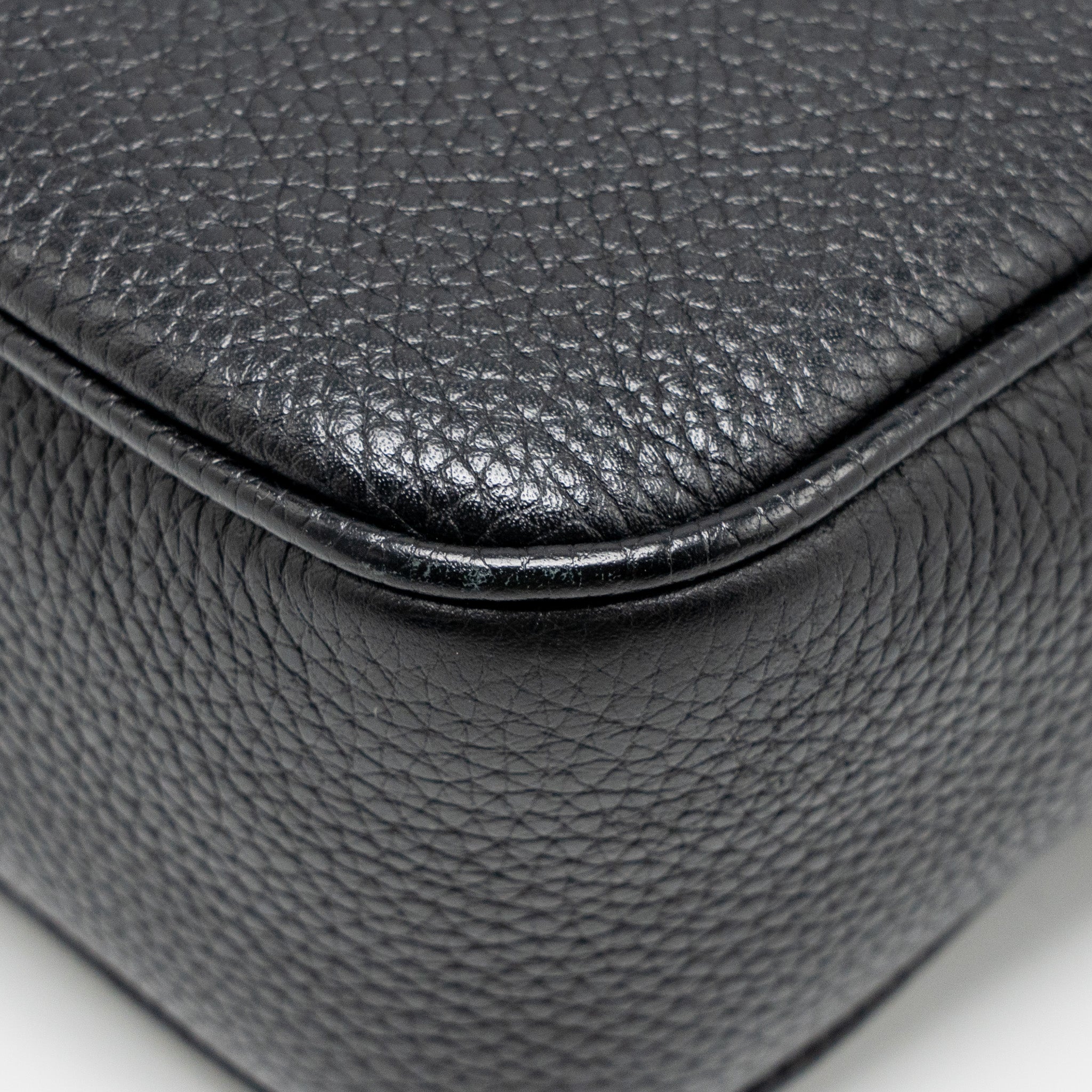 gucci-soho-disco-camera-crossbody-bag-calfskin-black-lghw-1