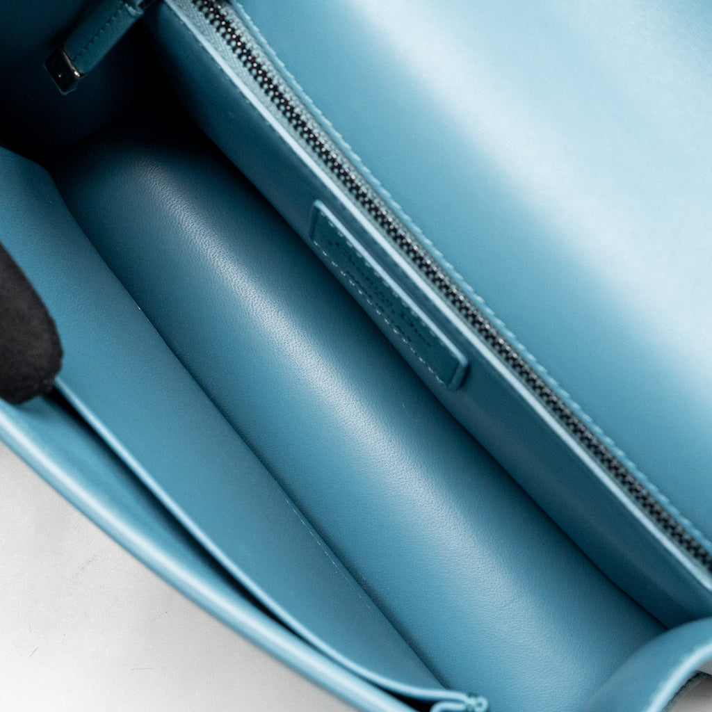 dior-30-montaigne-medium-flap-bag-calfskin-gradient-blue-with-black-hardware-copy
