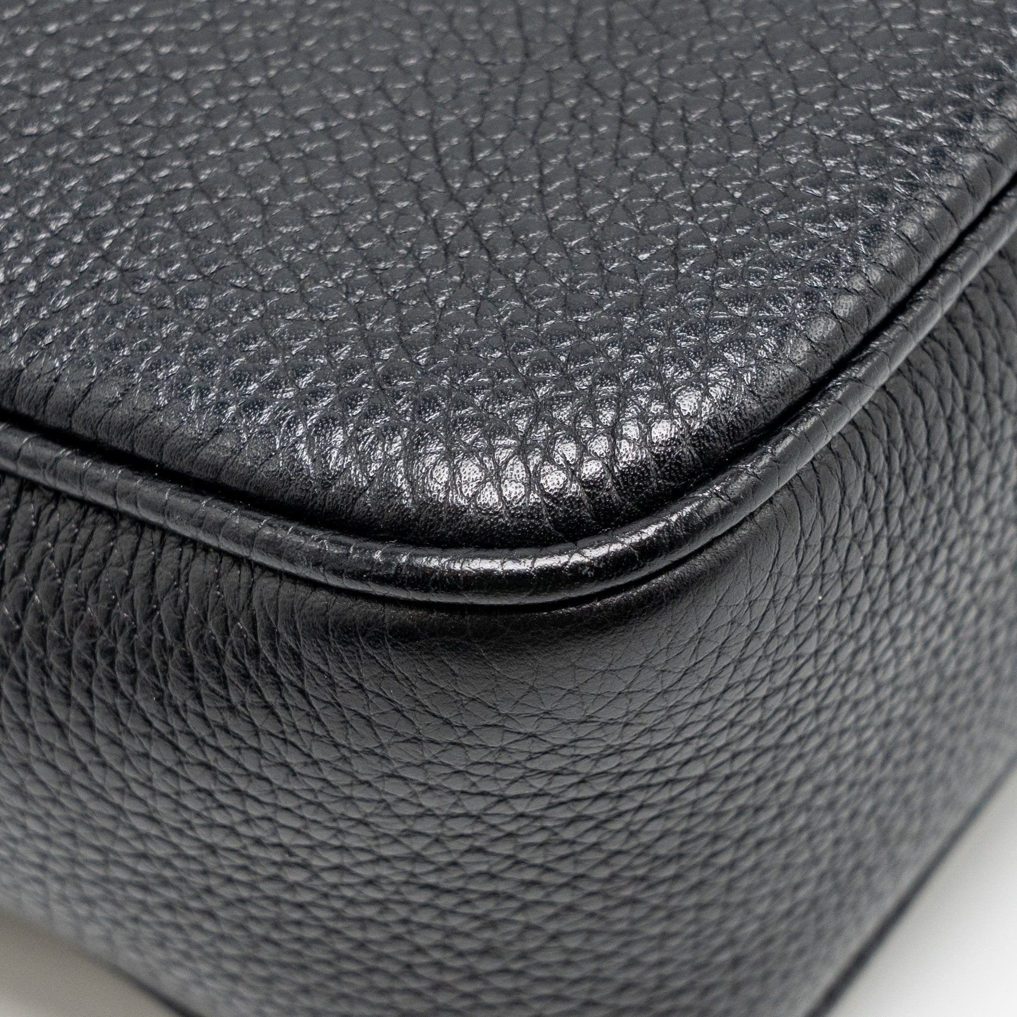 gucci-soho-disco-camera-crossbody-bag-calfskin-black-lghw-1