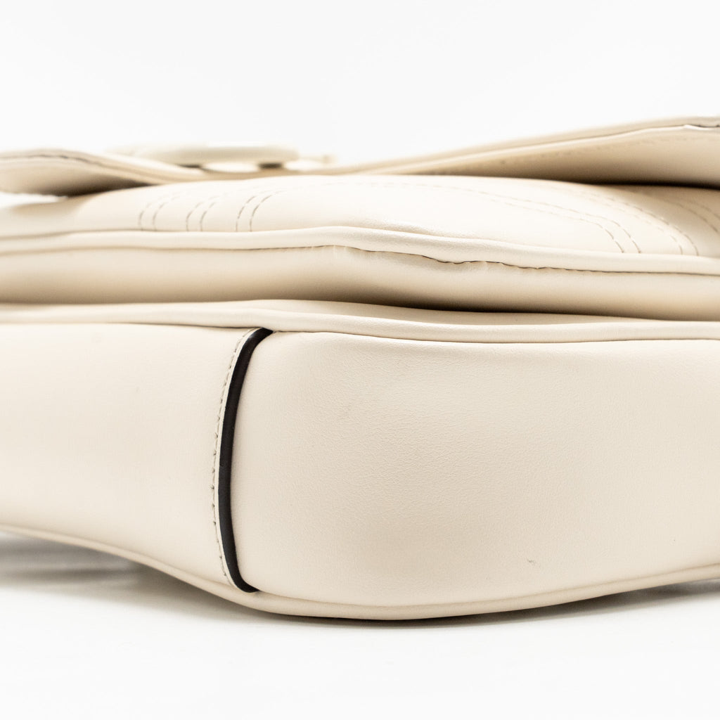 gucci-medium-gg-marmont-shoulder-bag-white-matelasse-chevron-leather-with-white-hardware-copy