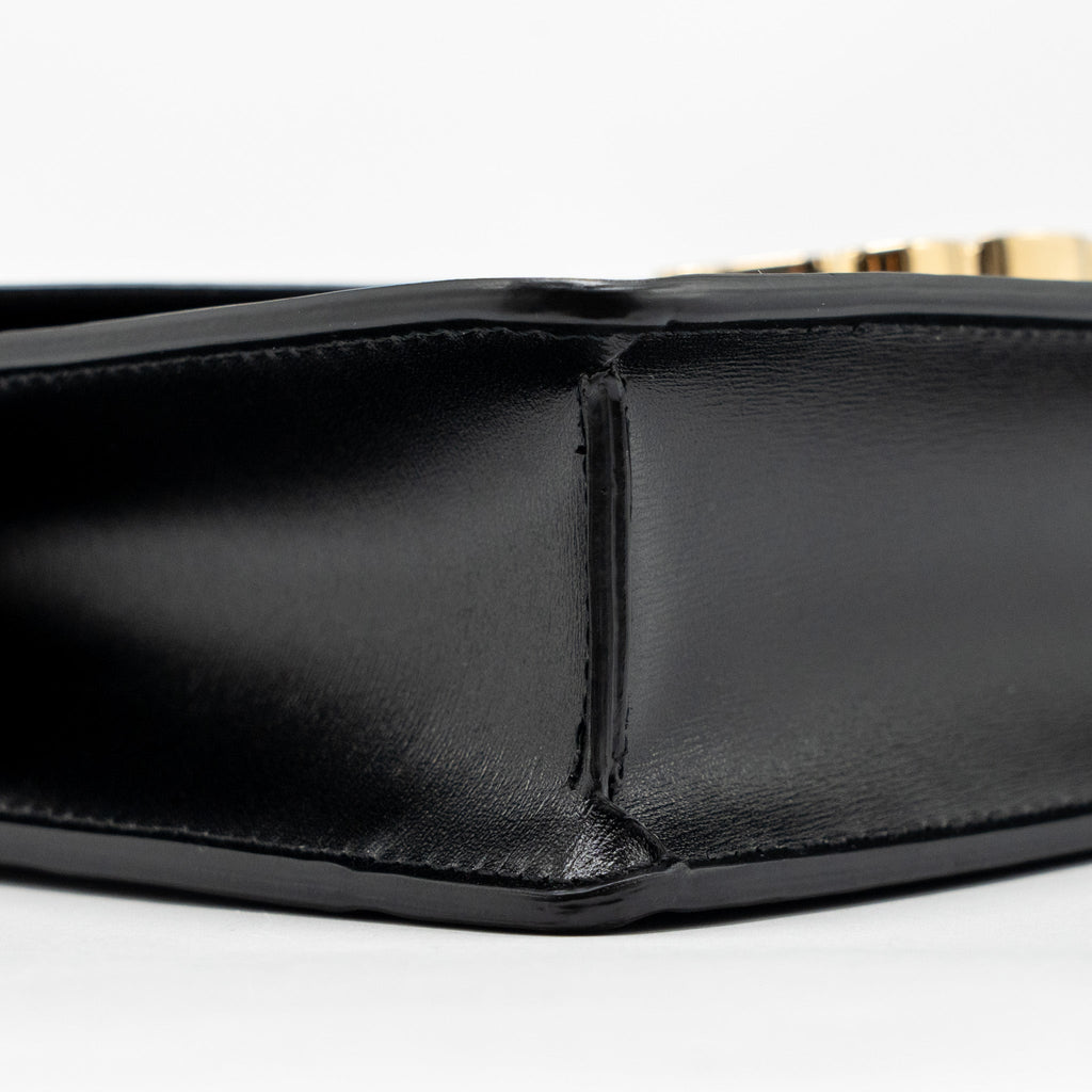 celine-triomphe-wallet-on-chain-margo-shiny-calfskin-black-ghw