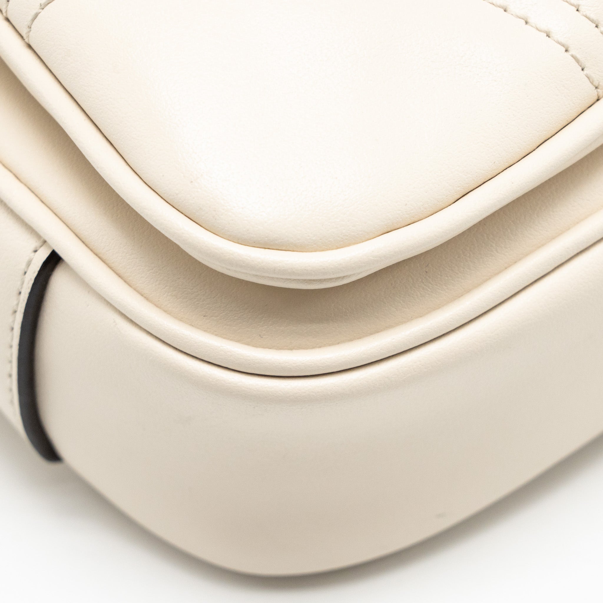 gucci-medium-gg-marmont-shoulder-bag-white-matelasse-chevron-leather-with-white-hardware-copy