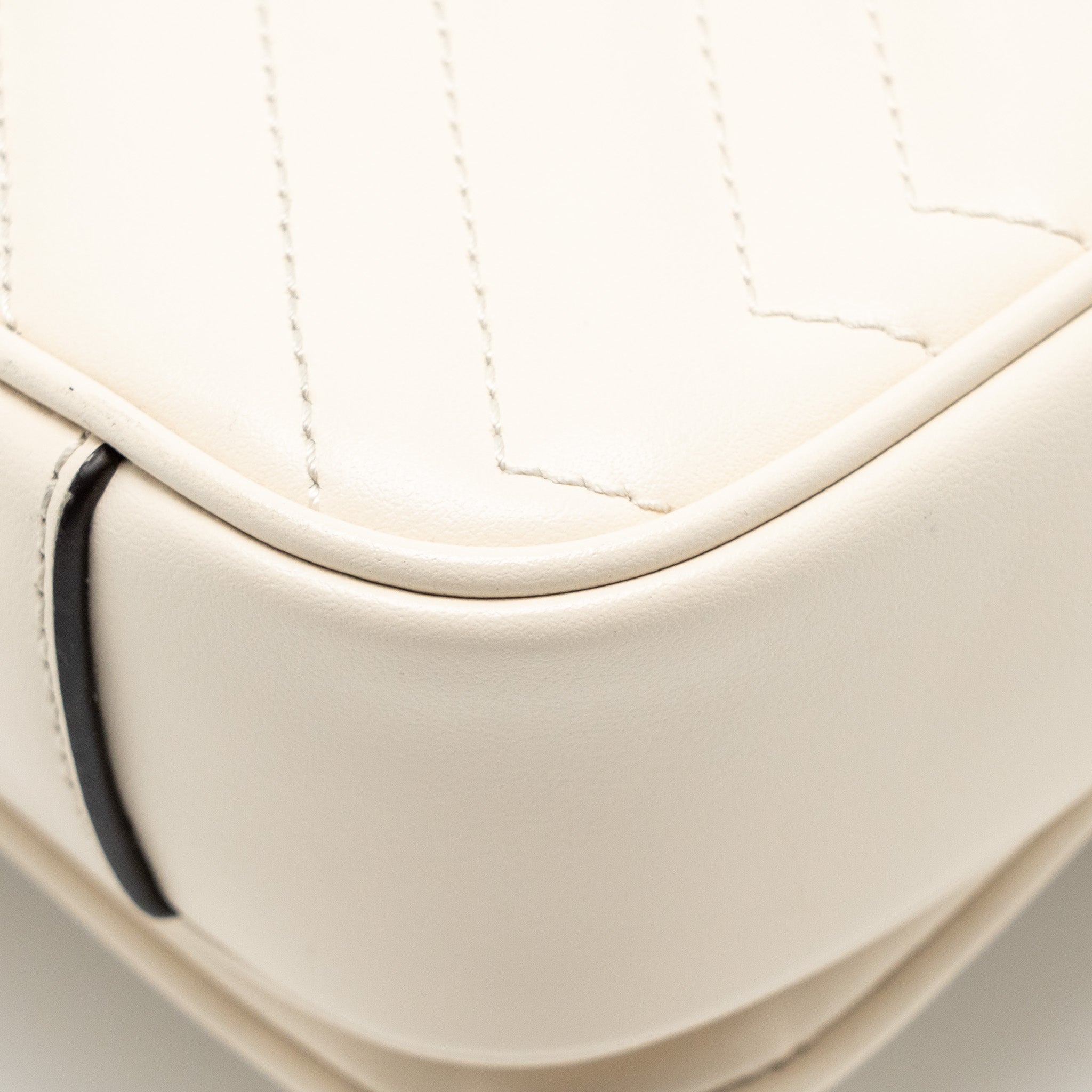 gucci-medium-gg-marmont-shoulder-bag-white-matelasse-chevron-leather-with-white-hardware-copy
