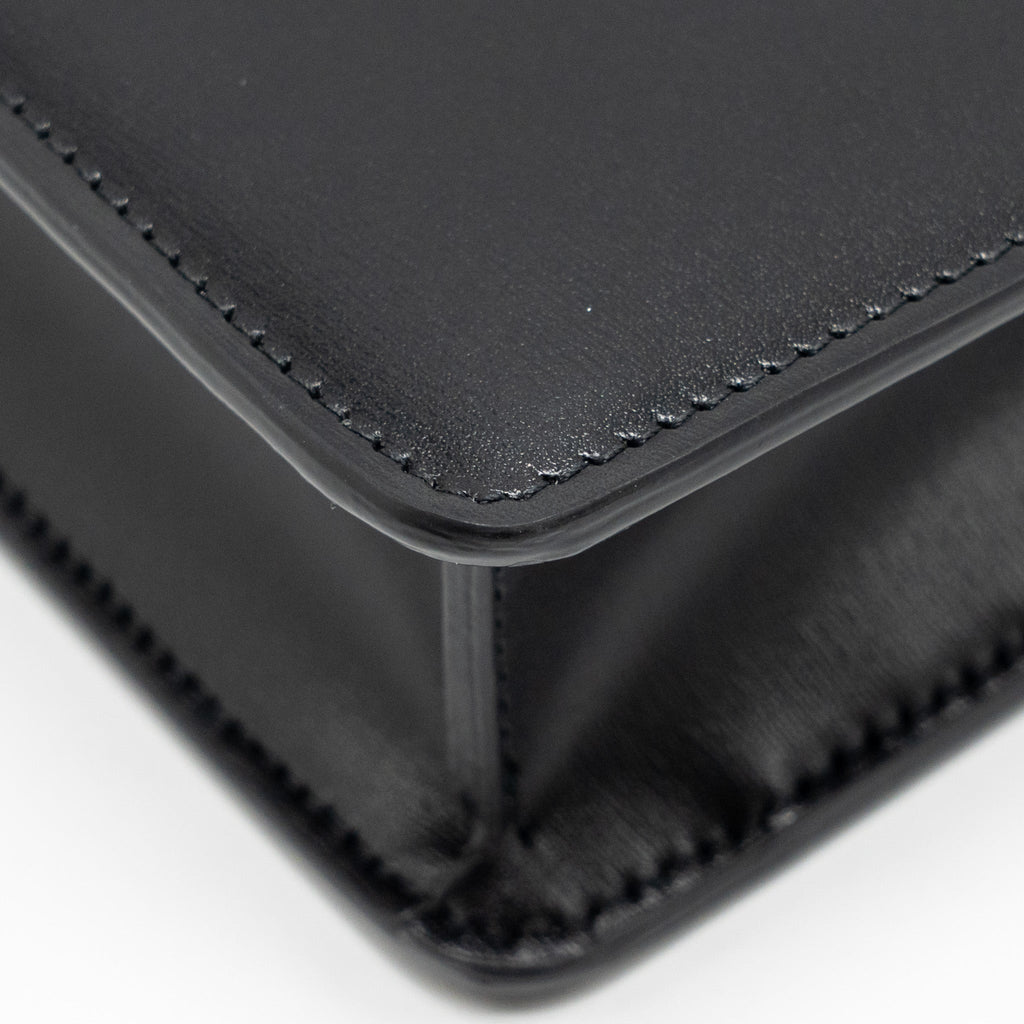 celine-triomphe-wallet-on-chain-margo-shiny-calfskin-black-ghw
