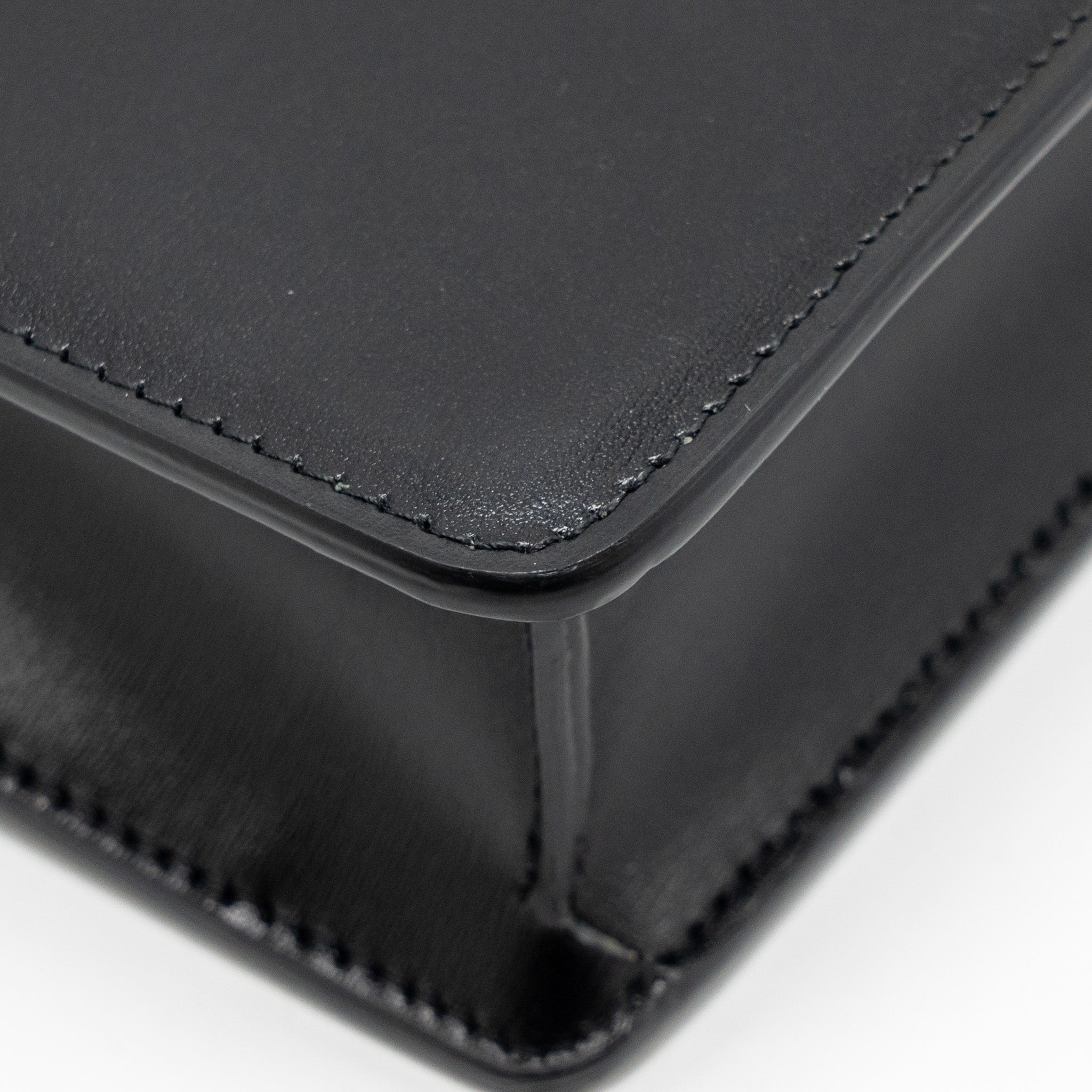celine-triomphe-wallet-on-chain-margo-shiny-calfskin-black-ghw