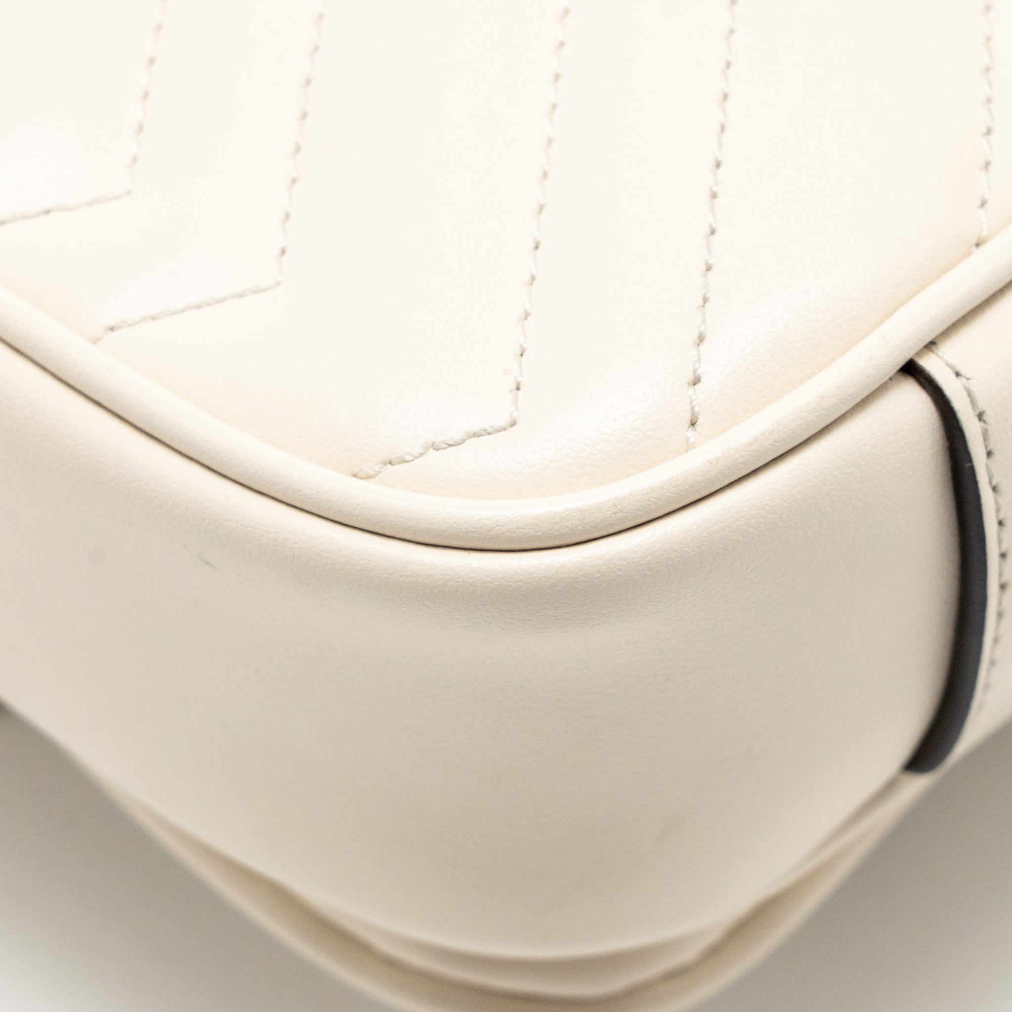 gucci-medium-gg-marmont-shoulder-bag-white-matelasse-chevron-leather-with-white-hardware-copy