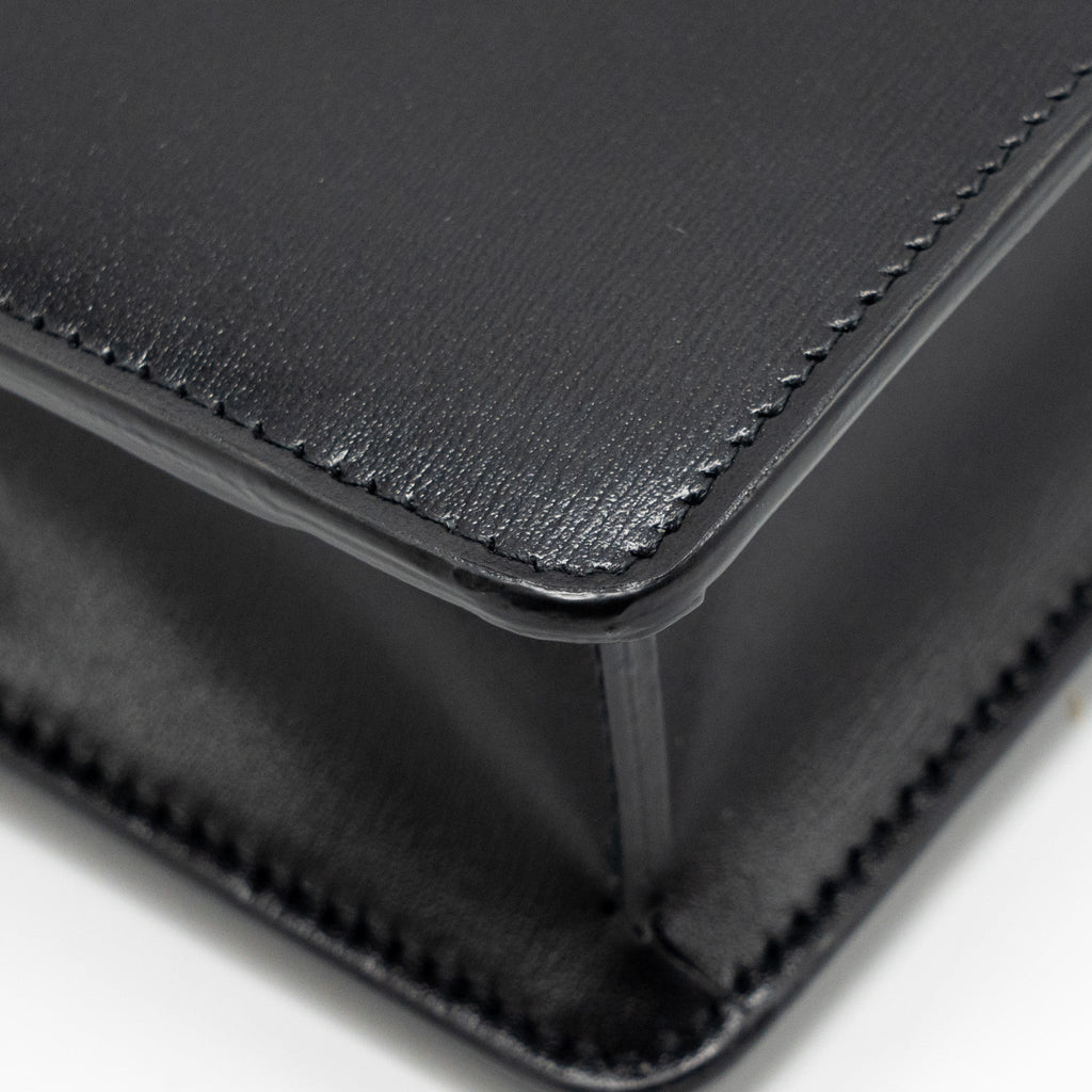 celine-triomphe-wallet-on-chain-margo-shiny-calfskin-black-ghw