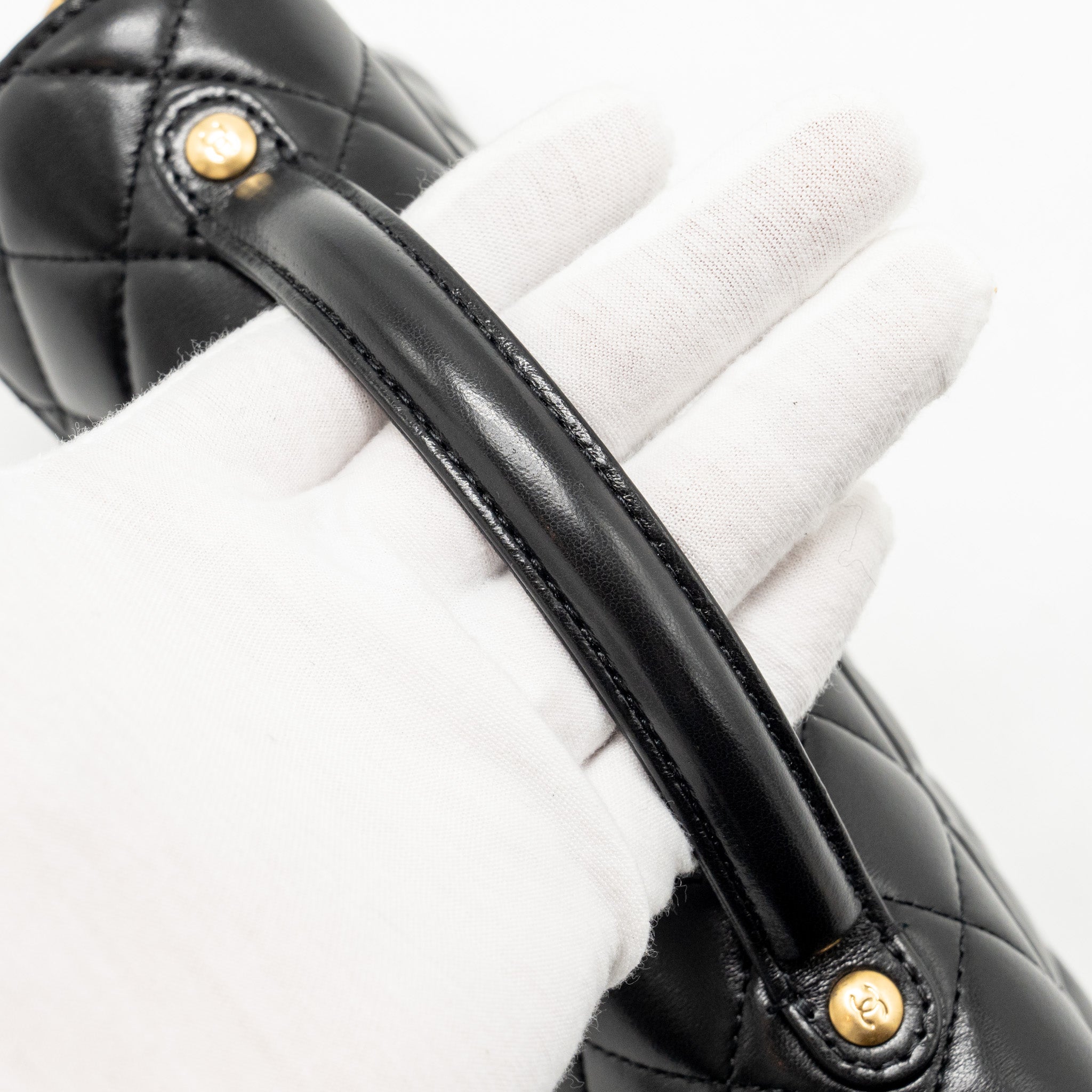 chanel-25p-top-handle-flap-bag-shiny-lambskin-black-ghwmicrochip-copy