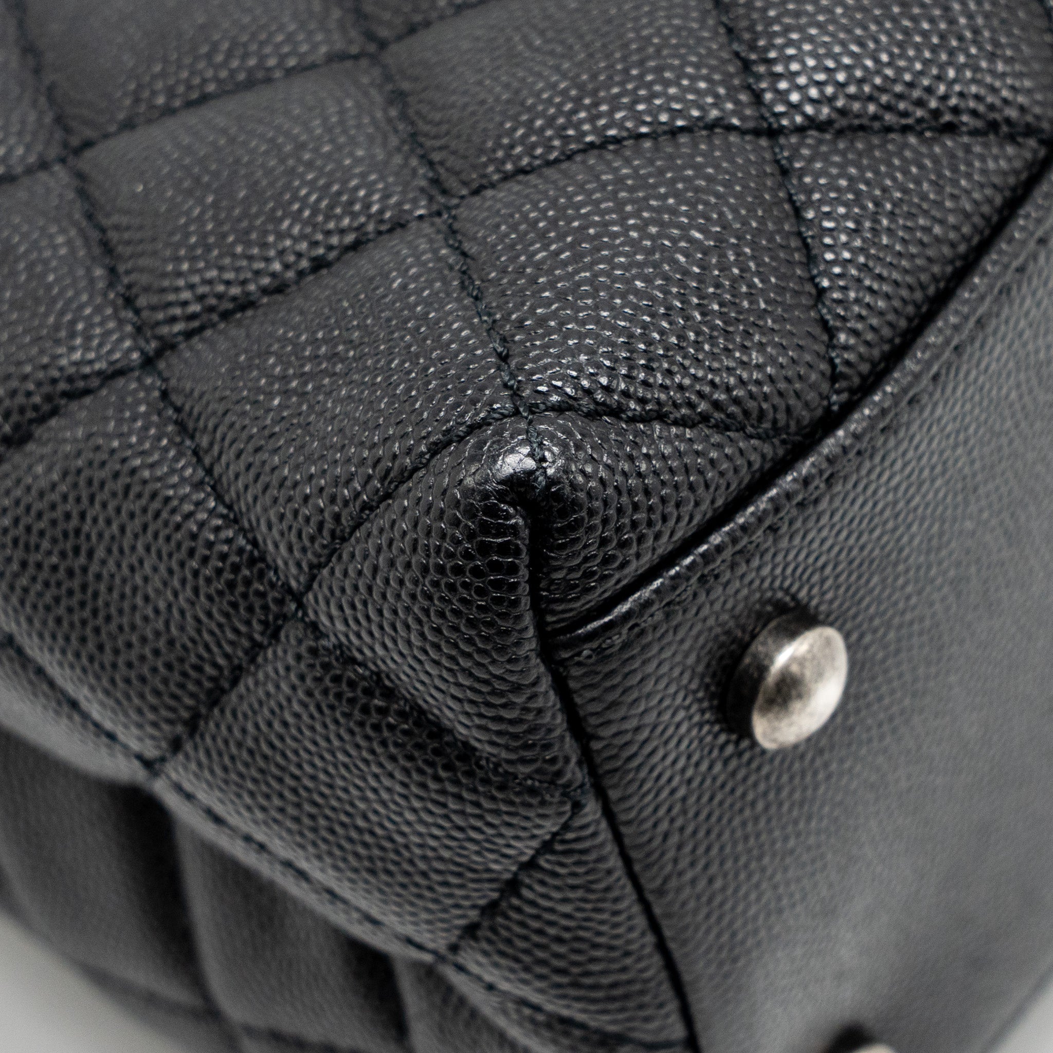 chanel-medium-coco-handle-caviar-lizard-handle-black-burgundy-ruthenium-hardware-1