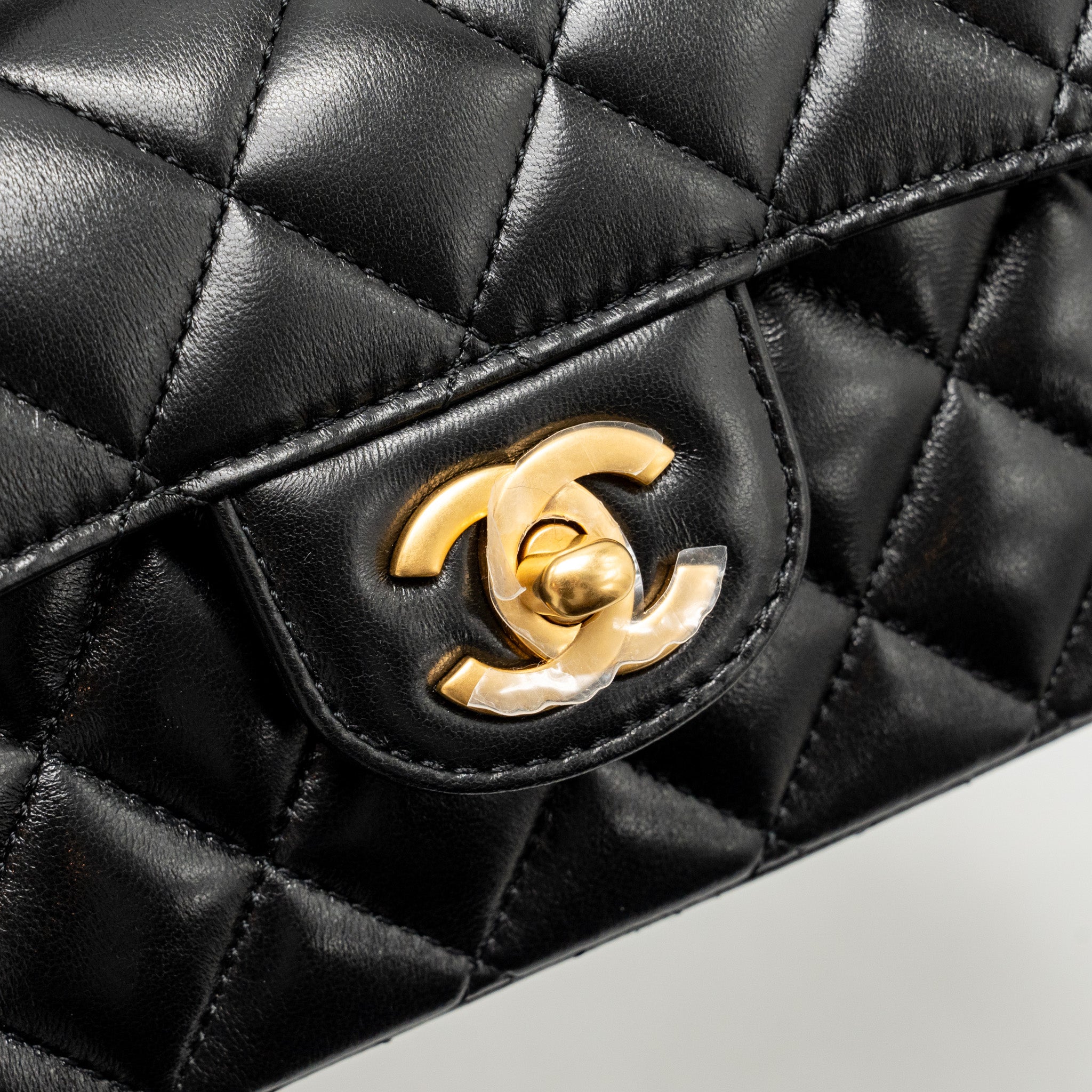 chanel-25p-top-handle-flap-bag-shiny-lambskin-black-ghwmicrochip-copy
