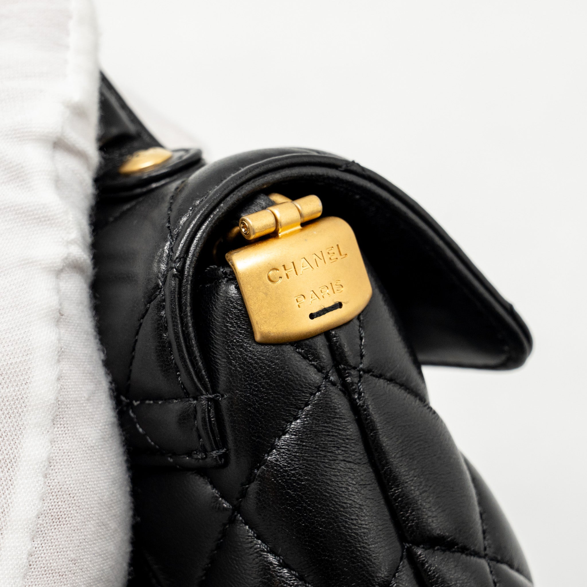 chanel-25p-top-handle-flap-bag-shiny-lambskin-black-ghwmicrochip-copy