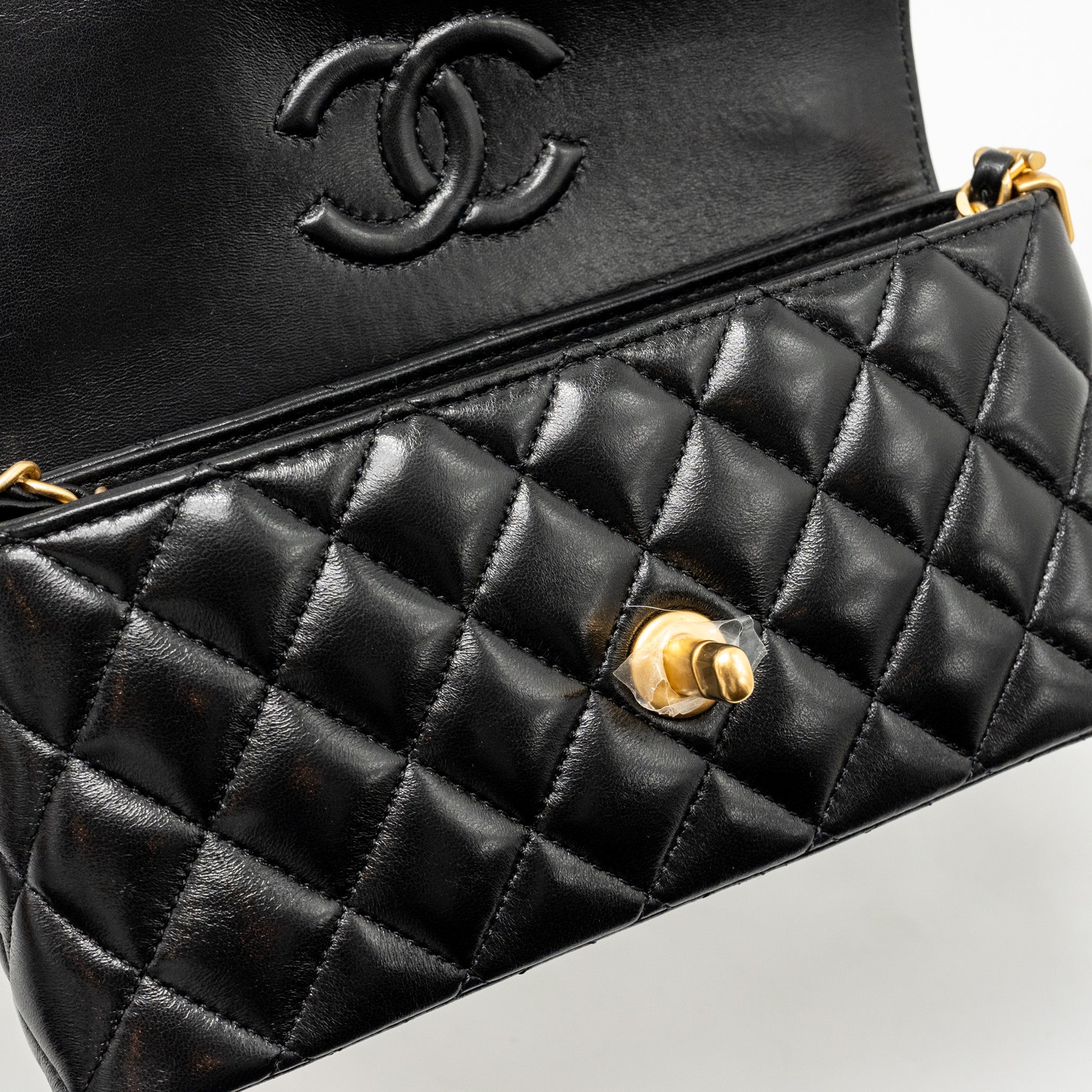 chanel-25p-top-handle-flap-bag-shiny-lambskin-black-ghwmicrochip-copy