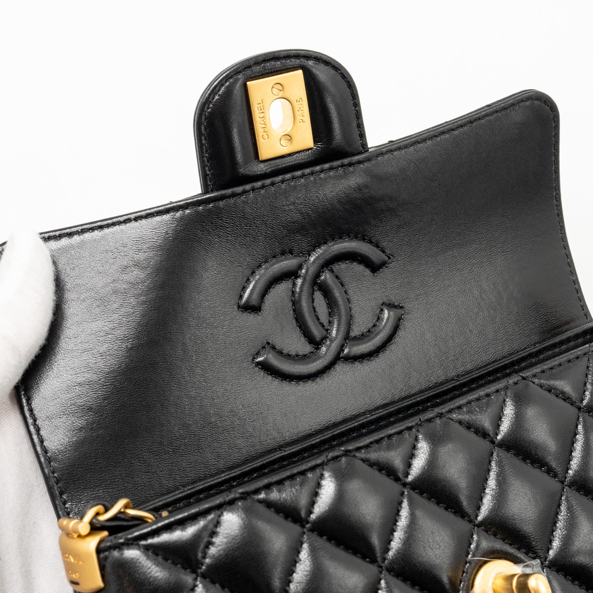 chanel-25p-top-handle-flap-bag-shiny-lambskin-black-ghwmicrochip-copy