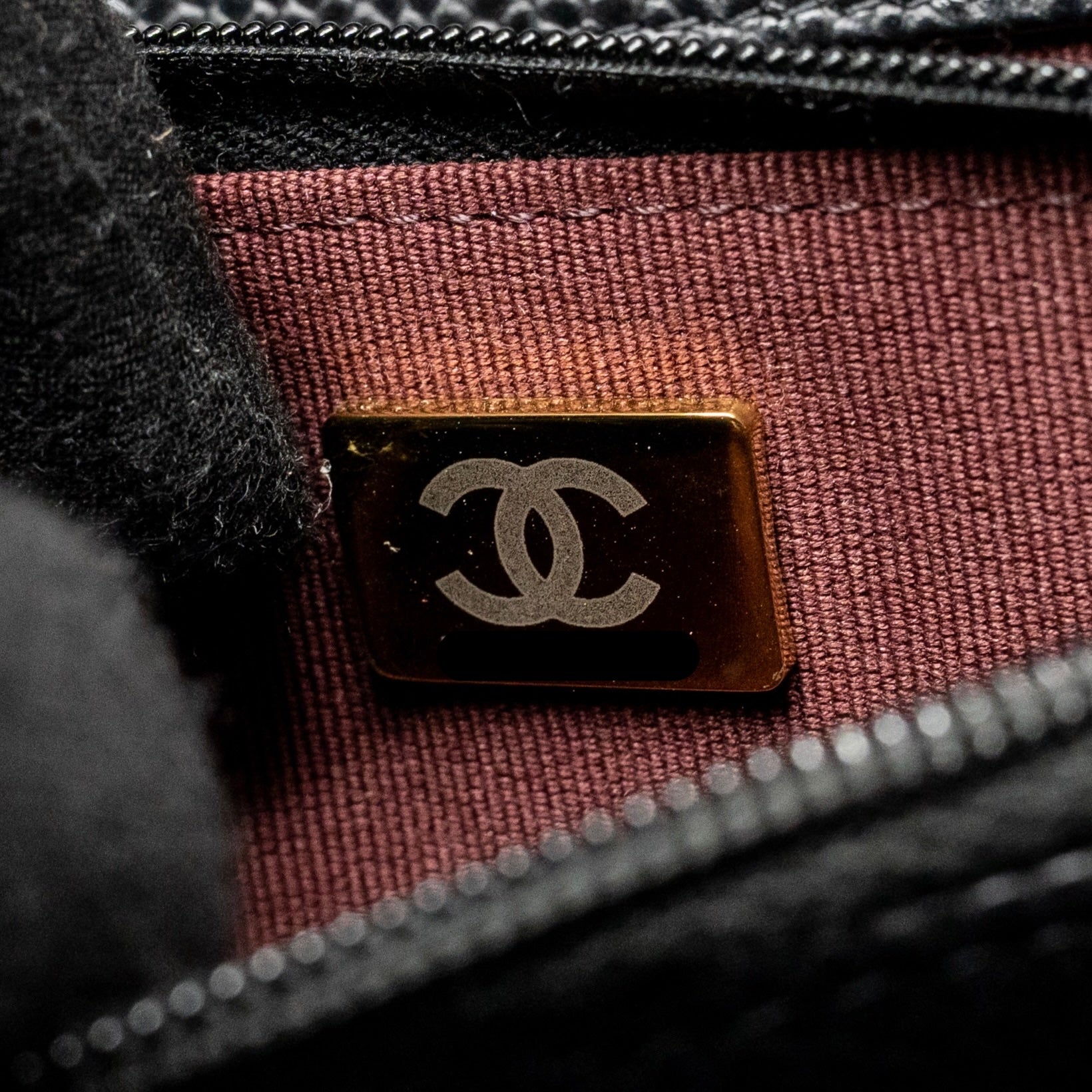 chanel-classic-wallet-on-chain-caviar-black-ghwmicrochip-5