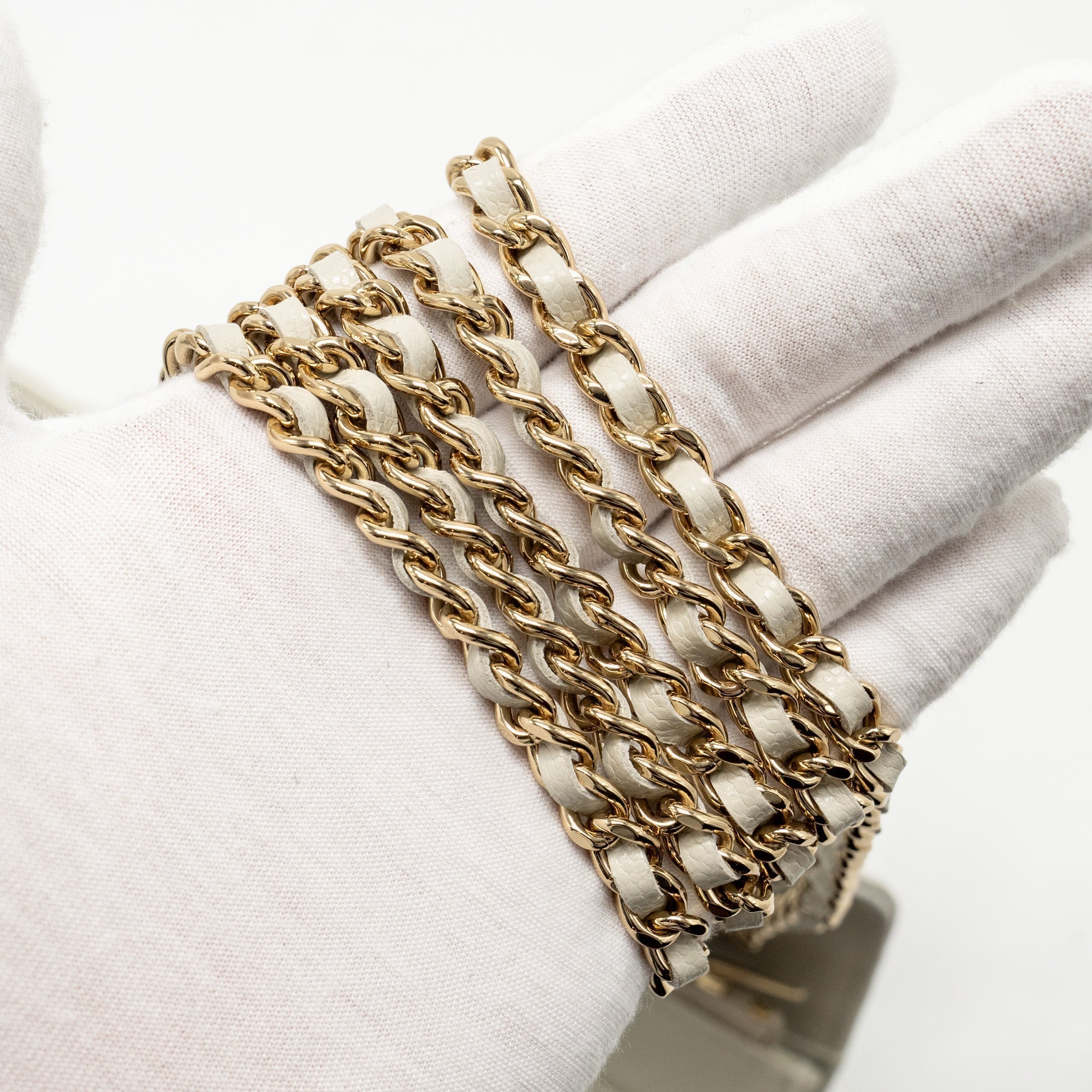 chanel-classic-wallet-on-chain-caviar-creamy-white-lghwmicrochip