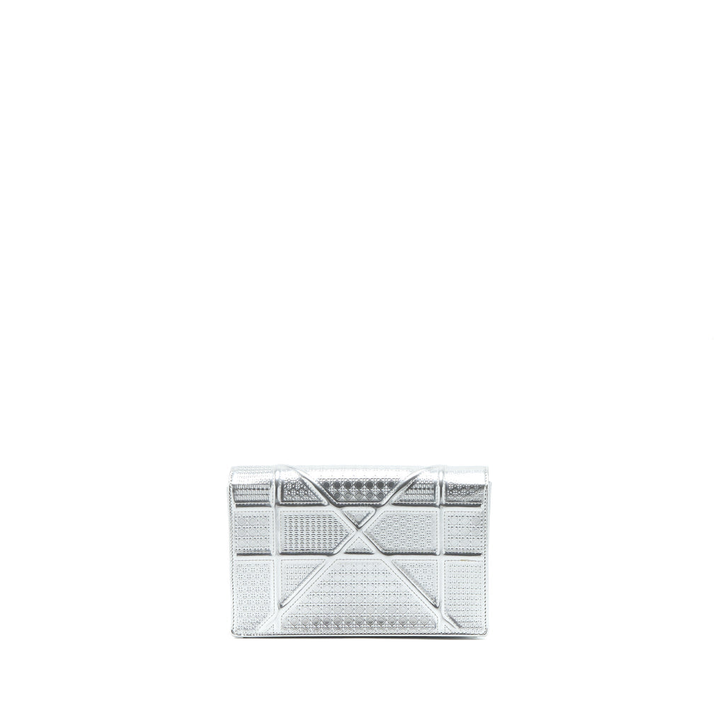 dior-diorama-wallet-on-chain-patent-metallic-silver-shw