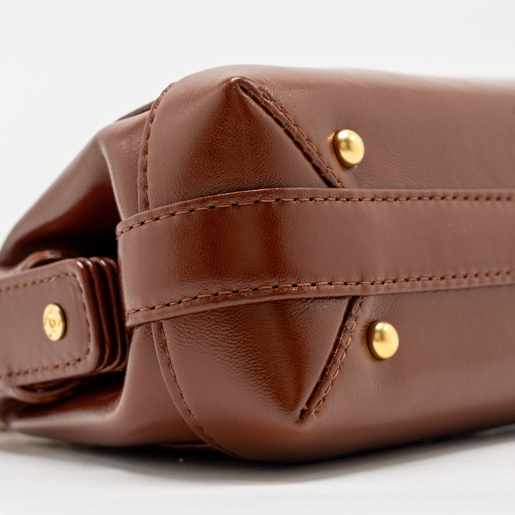 chanel-24a-small-top-handle-doctor-bag-quilted-shiny-lambskin-caramel-ghwmicrochip-copy