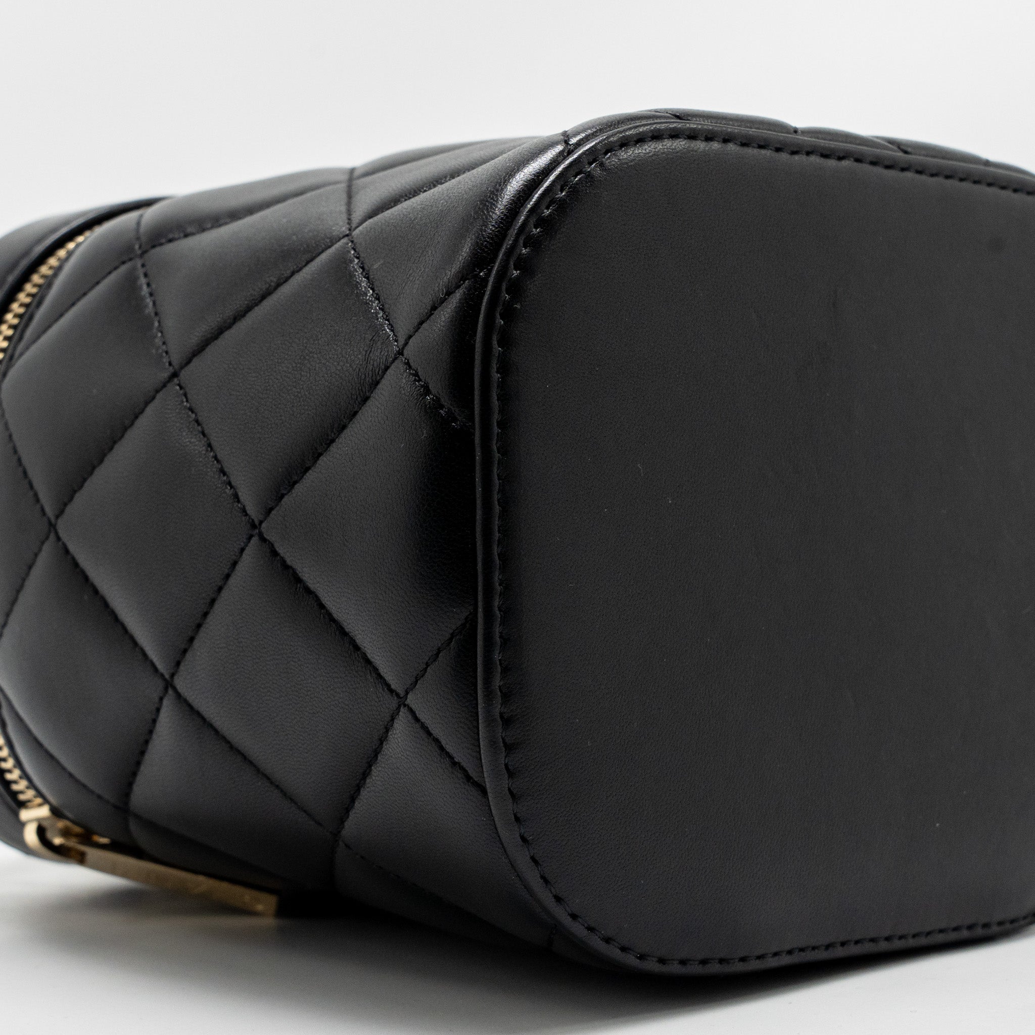 chanel-trendy-cc-round-vanity-case-crossbody-bag-lambskin-black-lghw-1