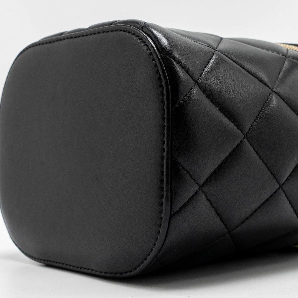 chanel-trendy-cc-round-vanity-case-crossbody-bag-lambskin-black-lghw-1