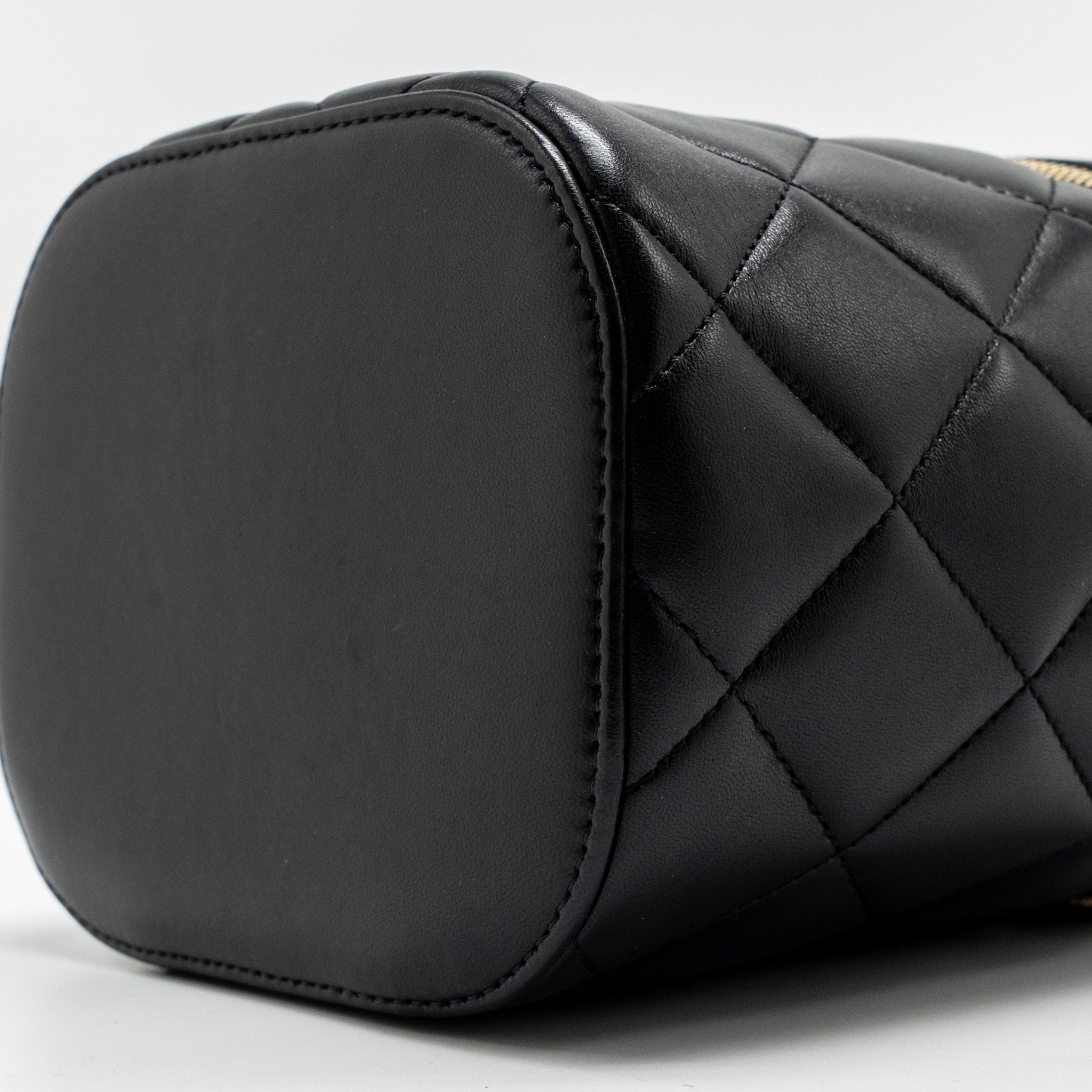 chanel-trendy-cc-round-vanity-case-crossbody-bag-lambskin-black-lghw-1